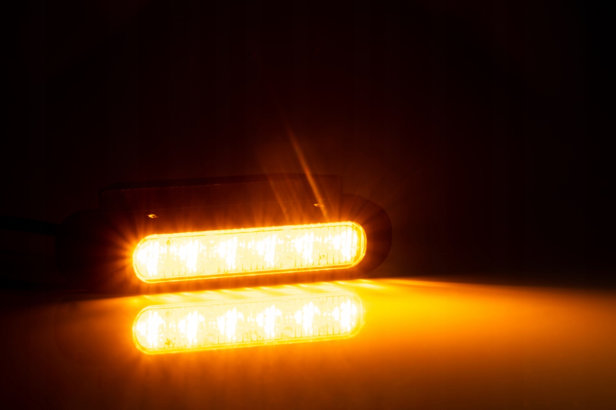 Lampa ostrzegawcza, 6 rożnych błysków, klosz dymiony, montaż rura/płasko