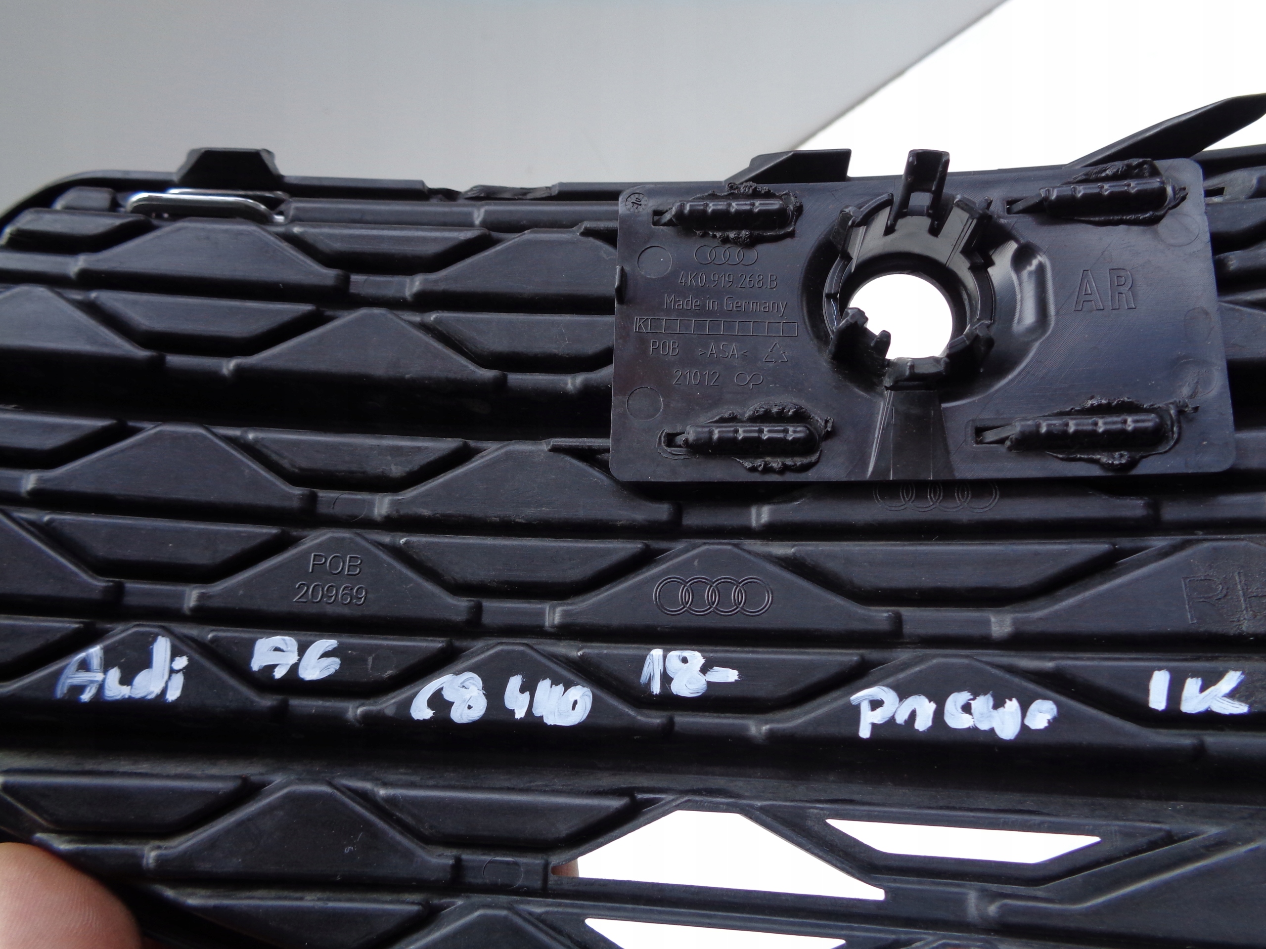 grid of a bumper right AUDI A6 C8 4K 4K0 18