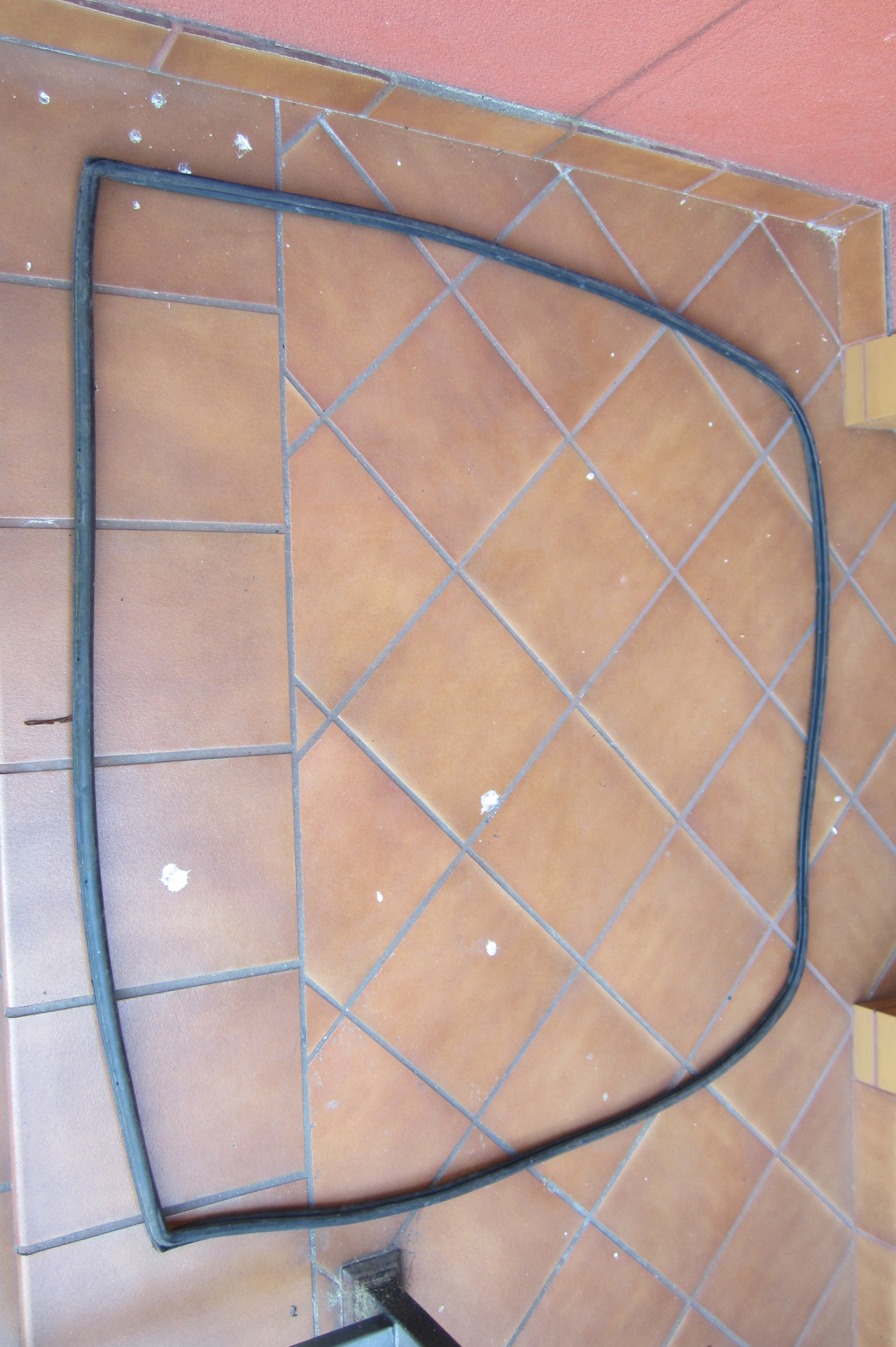 MERCEDES W124 KOMBI USZCZELKA KLAPY BAGAŻNIKA TYŁ