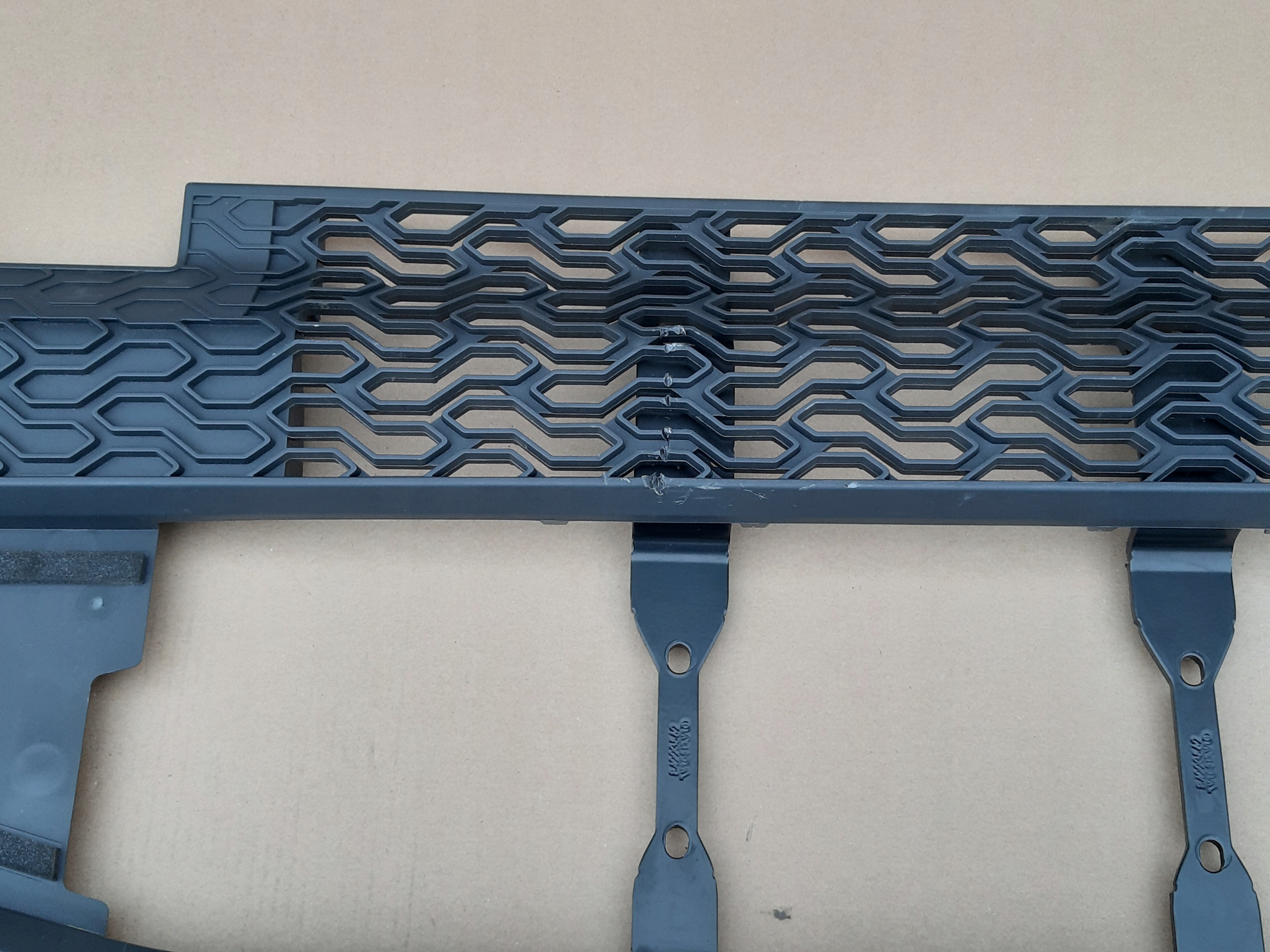 VOLVO FH5 GRILL ATRPA CHŁODNICY 23512110 Jakość części (zgodnie z GVO) O - oryginał z logo producenta pojazdu (OE)