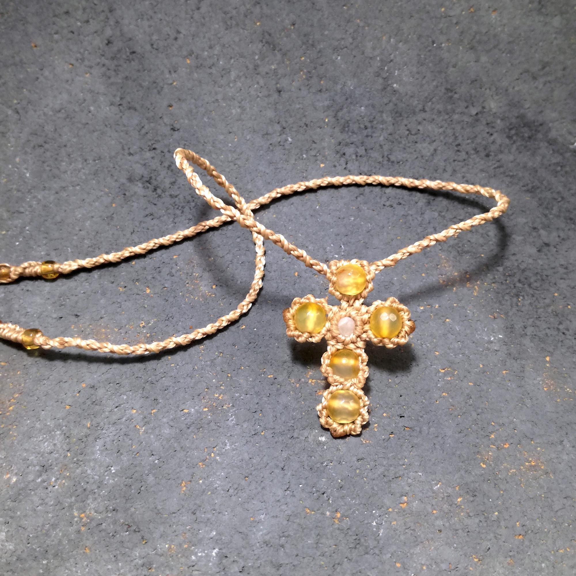 Křížek z kamenů s Citronem a Achátem v makru náhrdelník nastavitelný