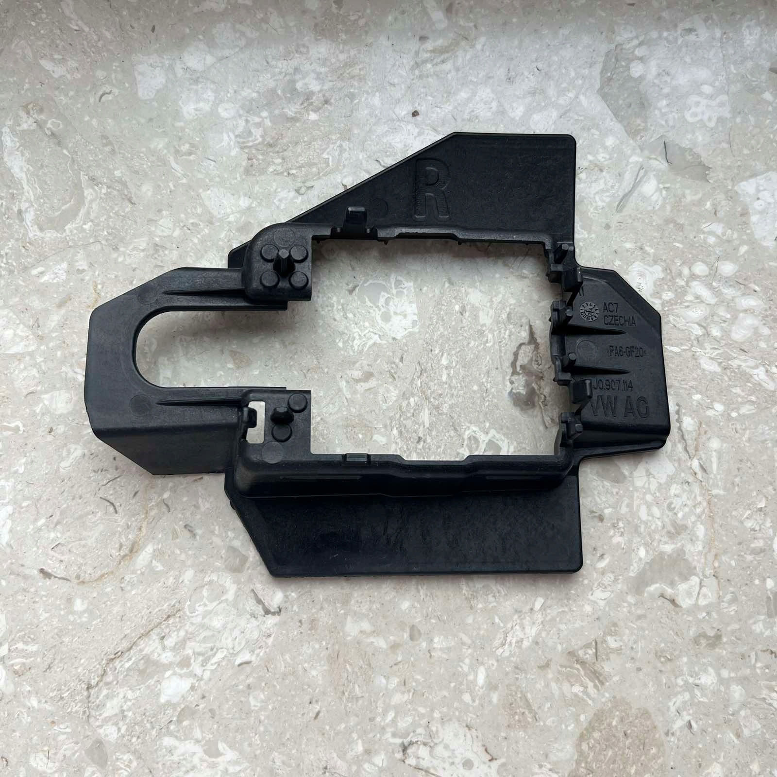 VW PASSAT B9 Support plaque Console RADARU Droite 3J0907114