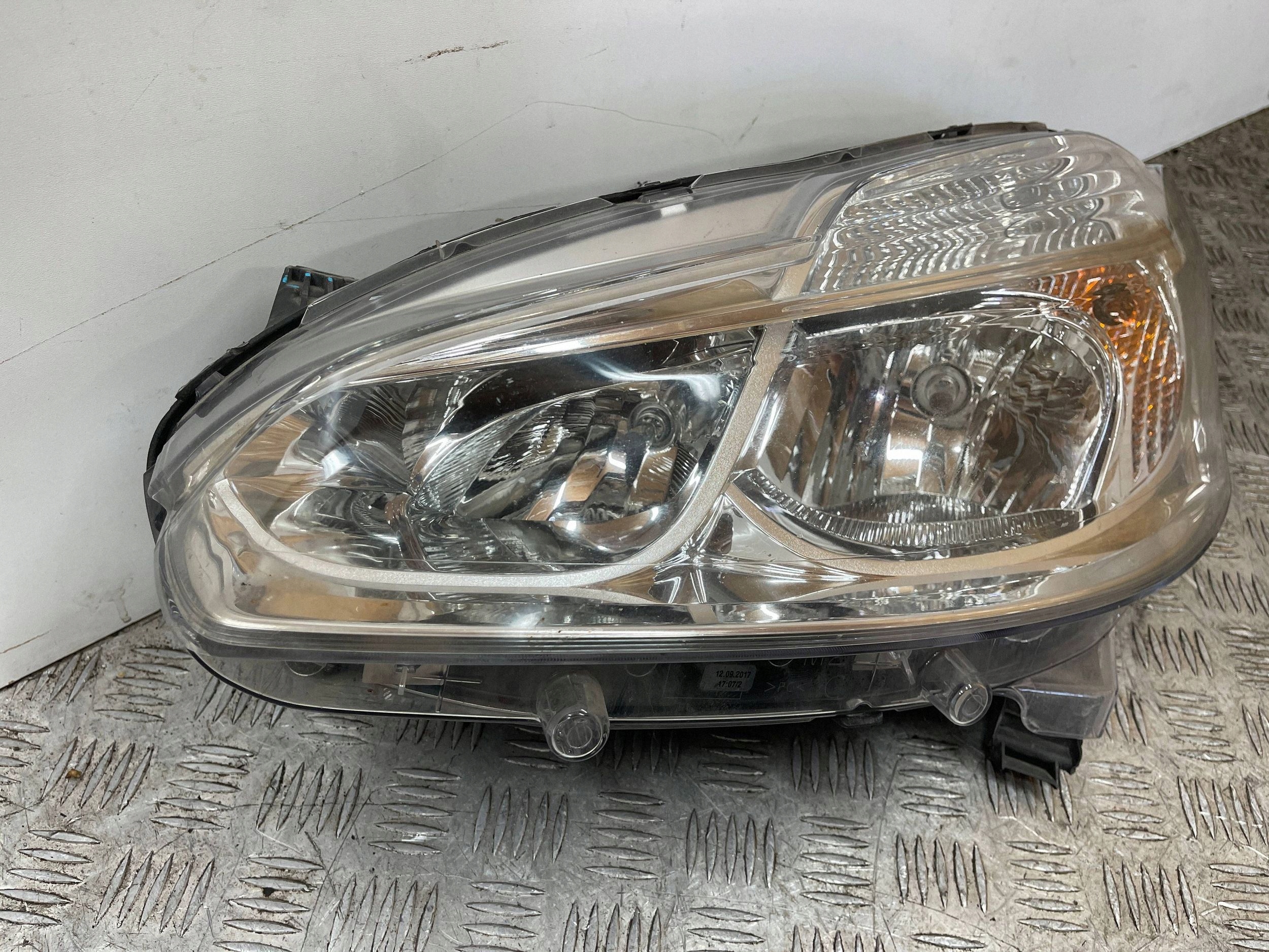 REFLEKTOR light left PEUGEOT 208 and 9802221880