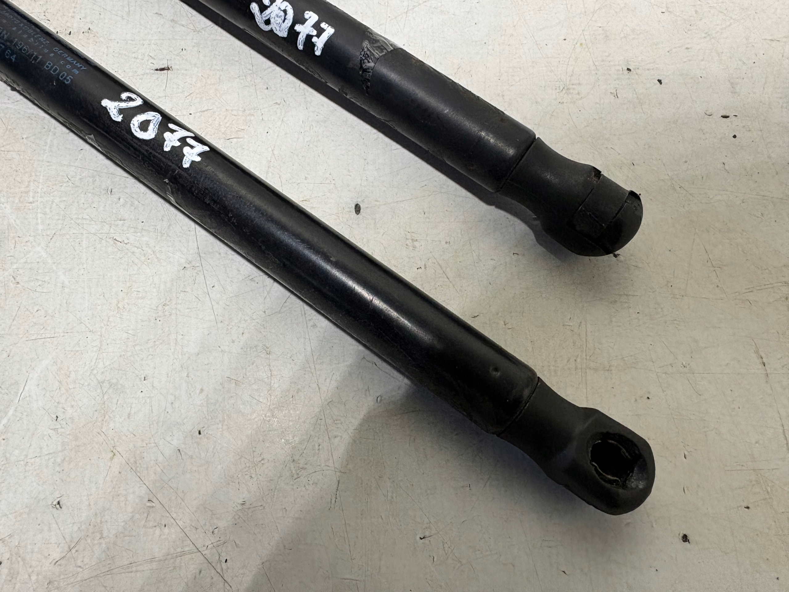 MERCEDES W207 SILOWNIKI bonnets KOMPLET 2079800764