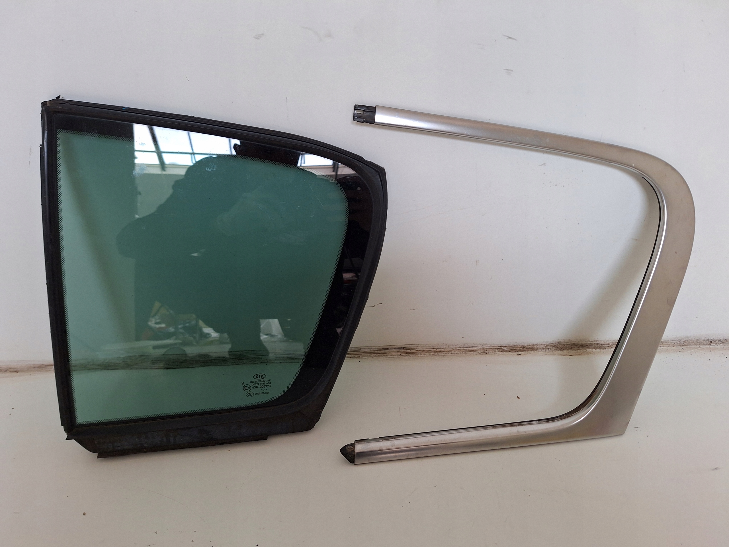 KIA SPORTAGE IV SZYBA DRZWI LEWY TYL + CHROM