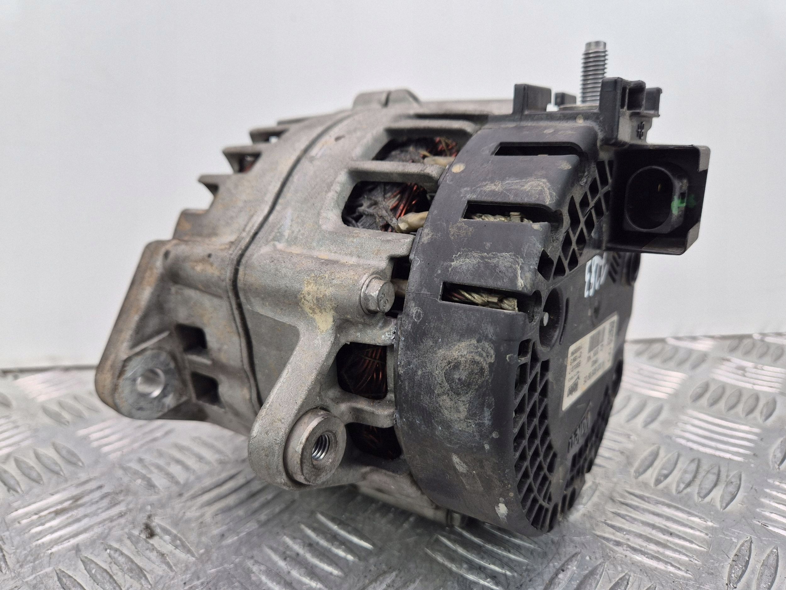 Mercedes C300 W205 2.0 Alternator A0009069905