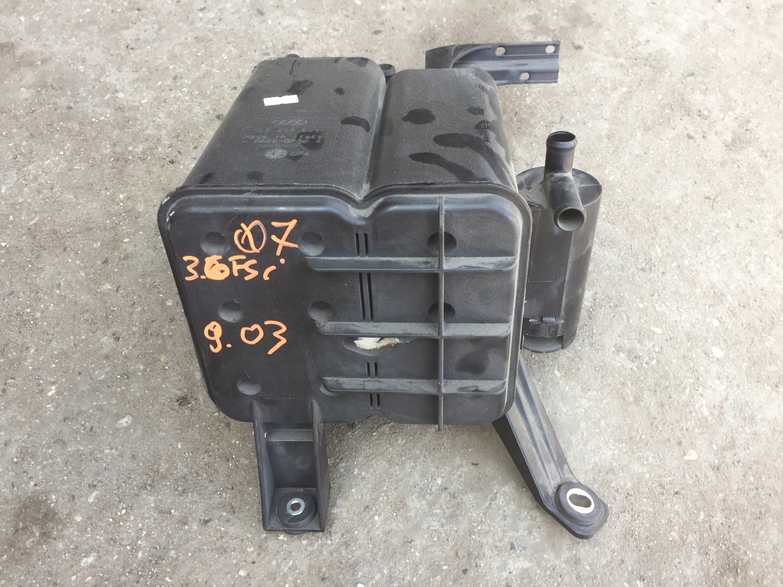 AUDI Q7 4L 3.6 FSI karbonski filter 7L8201801
