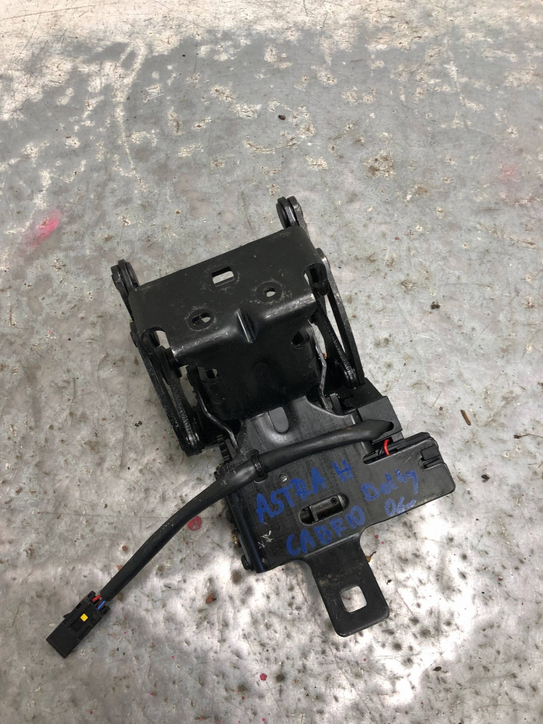 lock bonnet boot OPEL ASTRA H CABRIO 13197820
