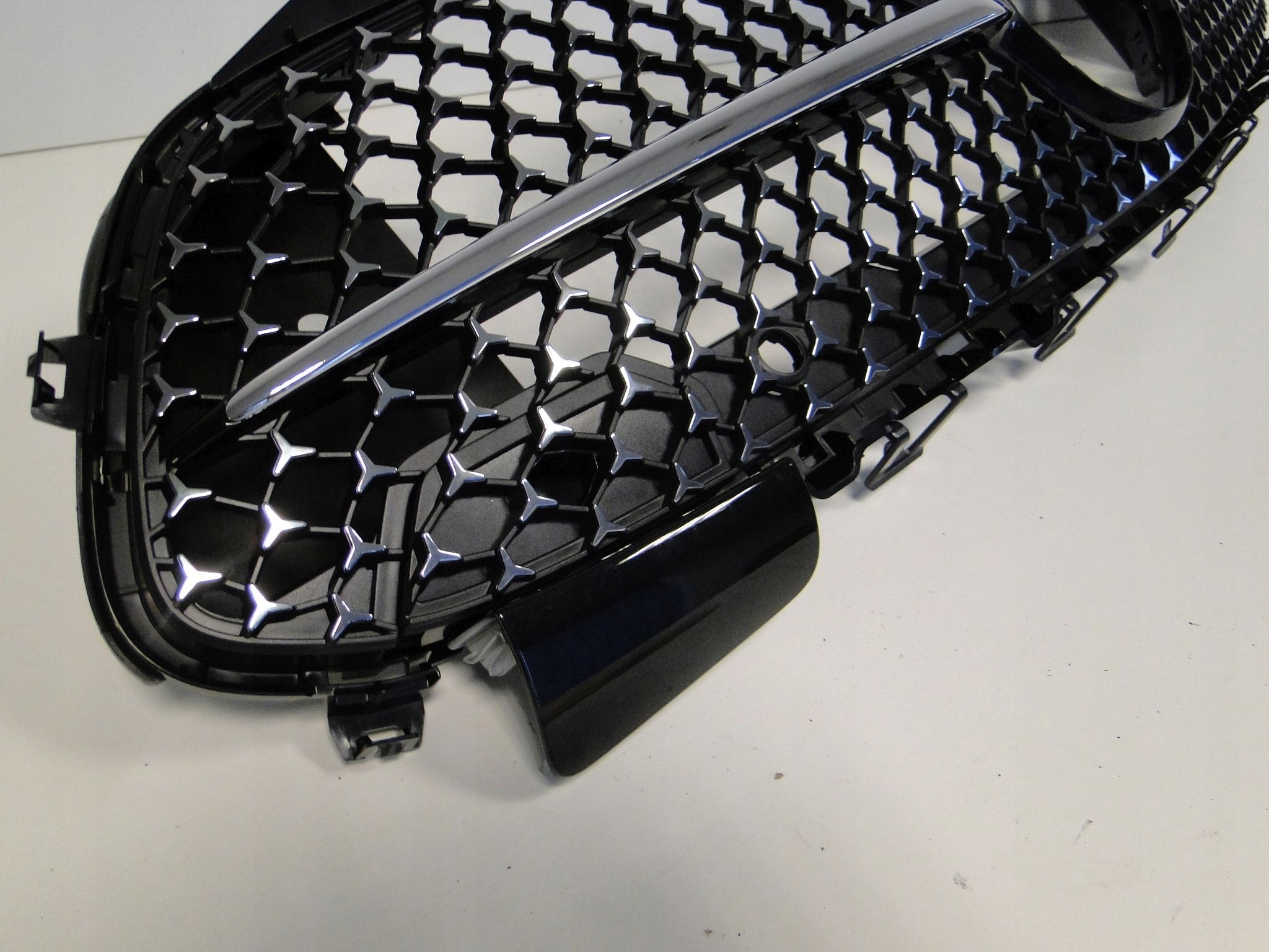 MERCEDES CLS 257 LIFT W257 PO LIFCIE GRILL ATRAPA + ZAŚLEPKA NA HAK Kolor czarny