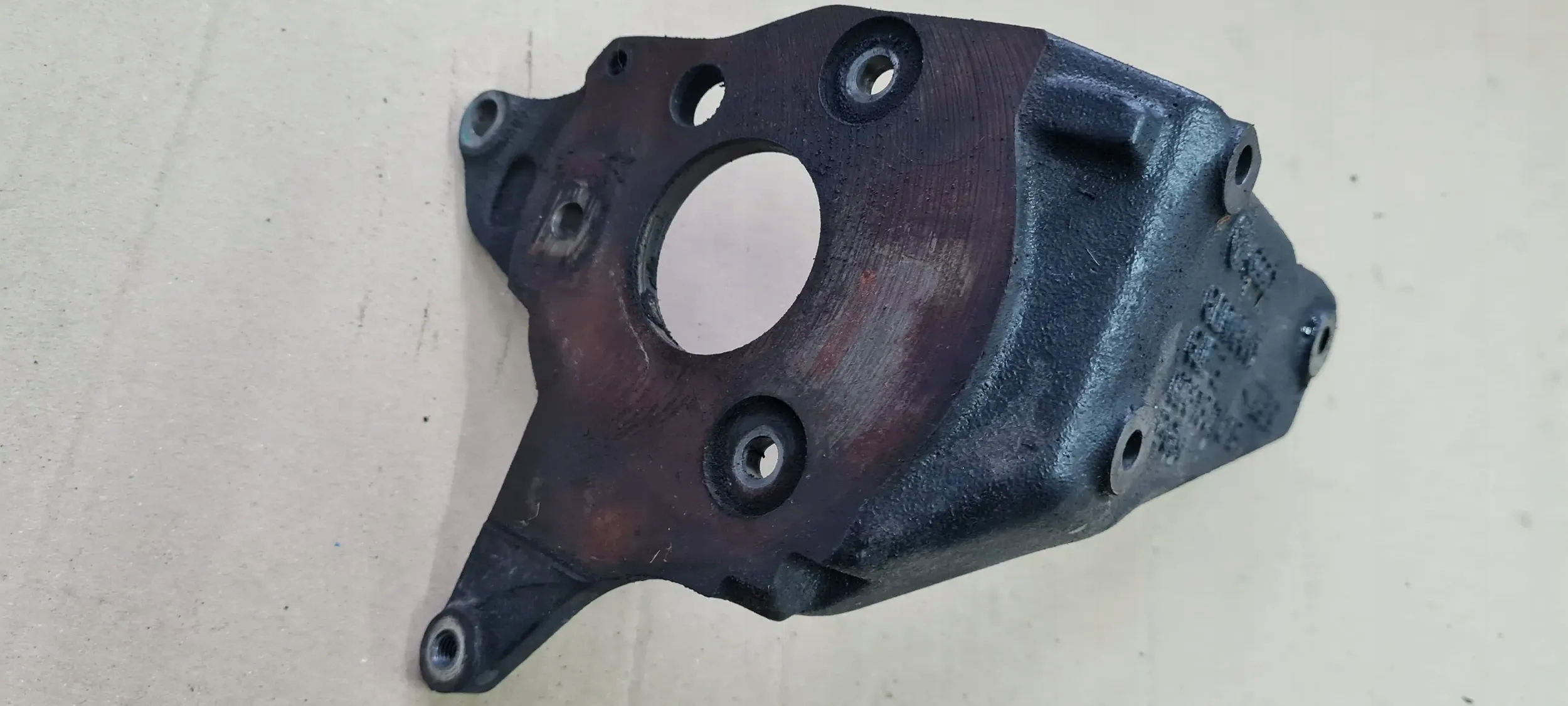 FORD GALAXY MK1 Support Support plaque Pompe d’injection 1.9 TDI 028130147B