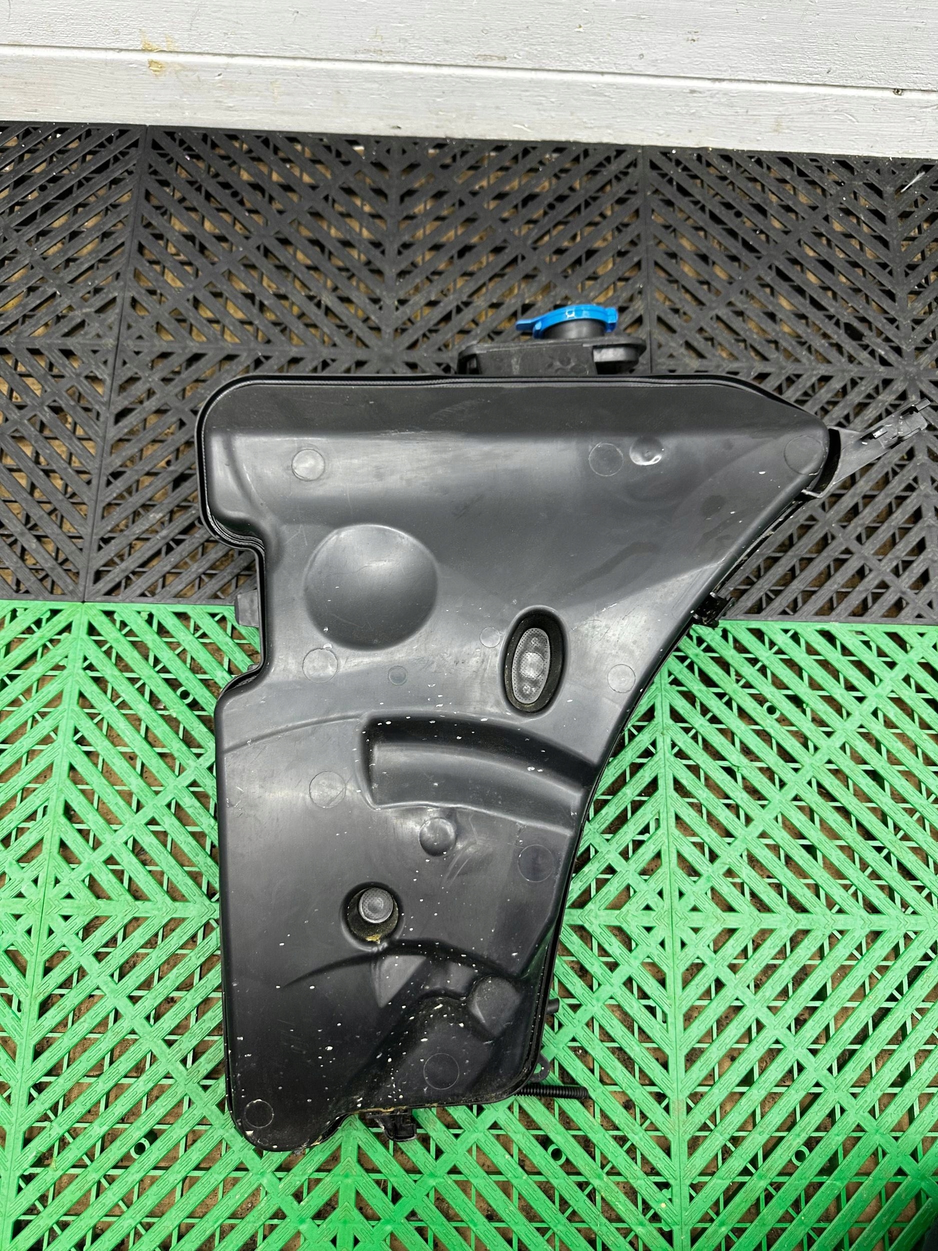 washer fluid tank BMW 5 G30 G31