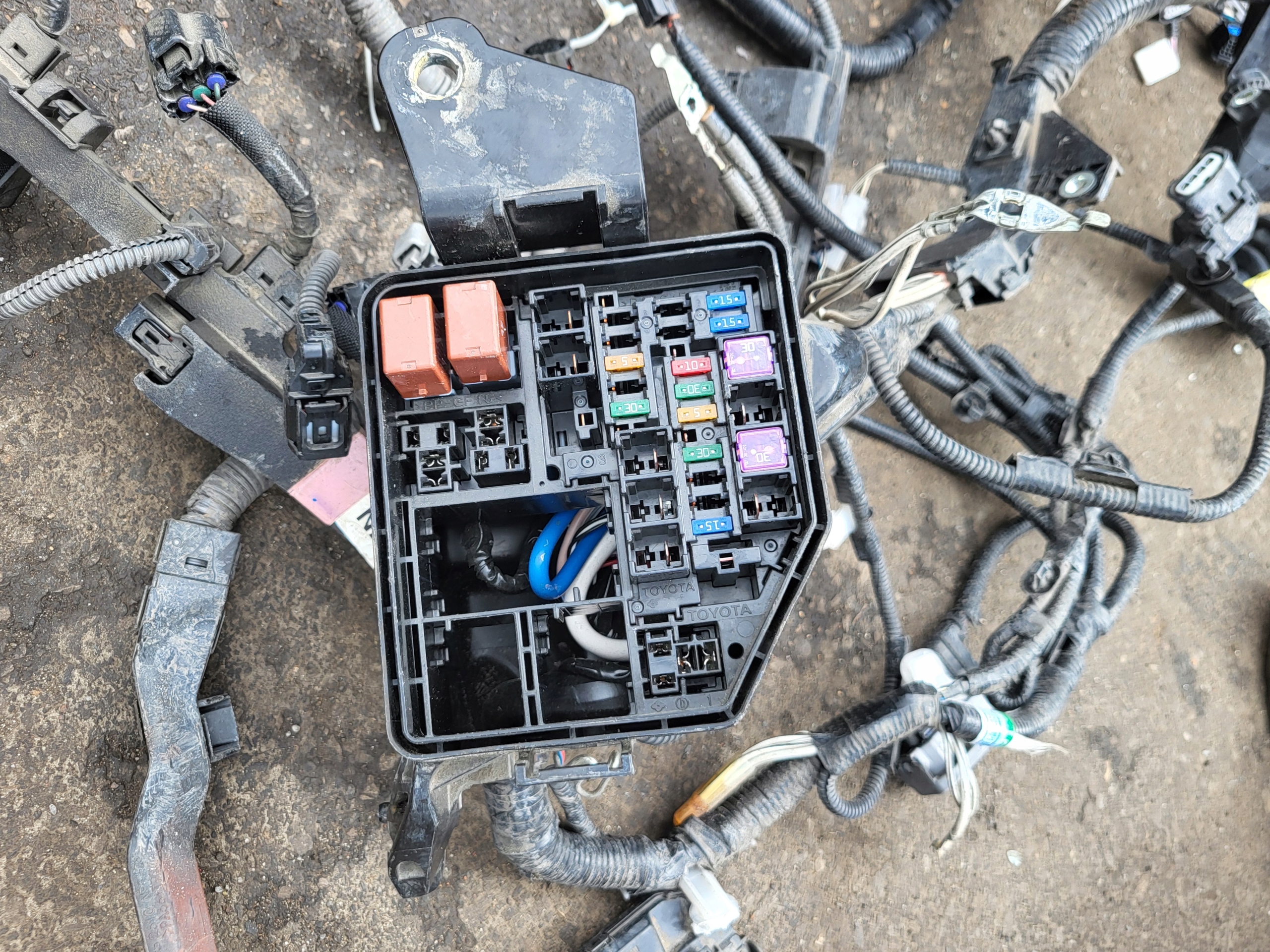 bundle wiring WTYCZKI compartment PRZEKAZNIKOW TOYOTA RAV4 V 2.5 HYBRYDA