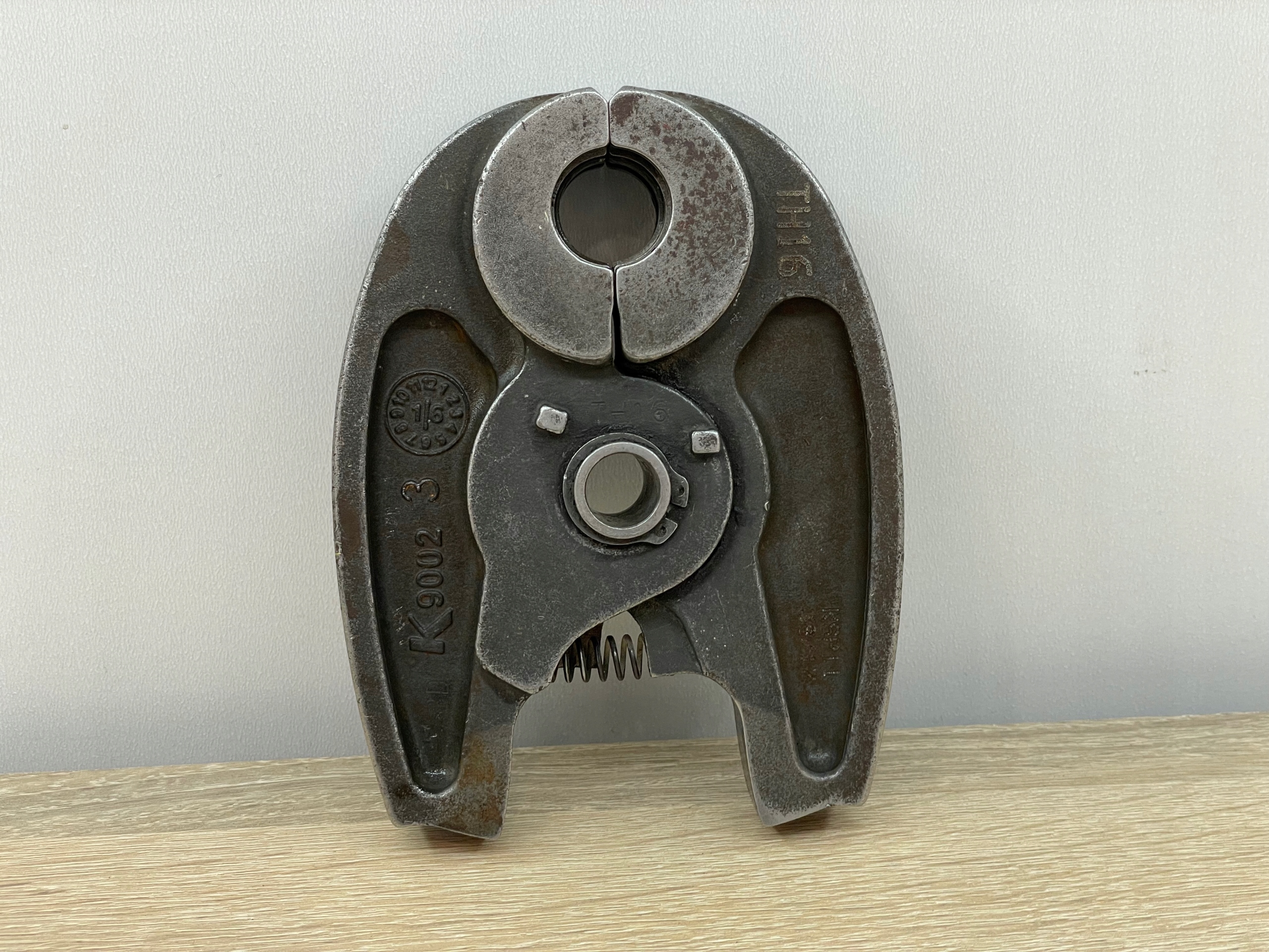 SZCZĘKA ZACISKOWA TH16