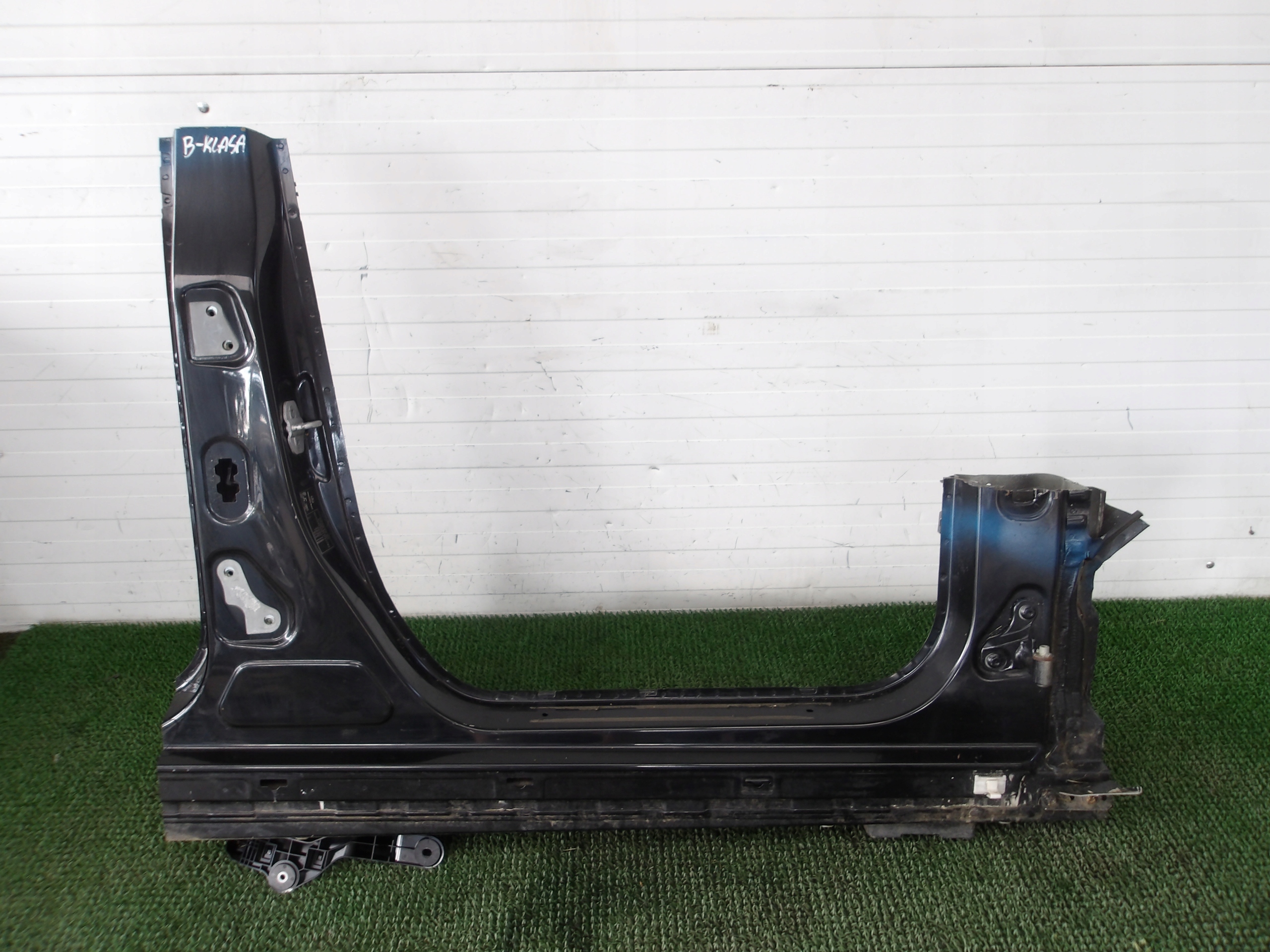 B-KLASA W246 threshold ZE SLUPKIEM right quarter BOK