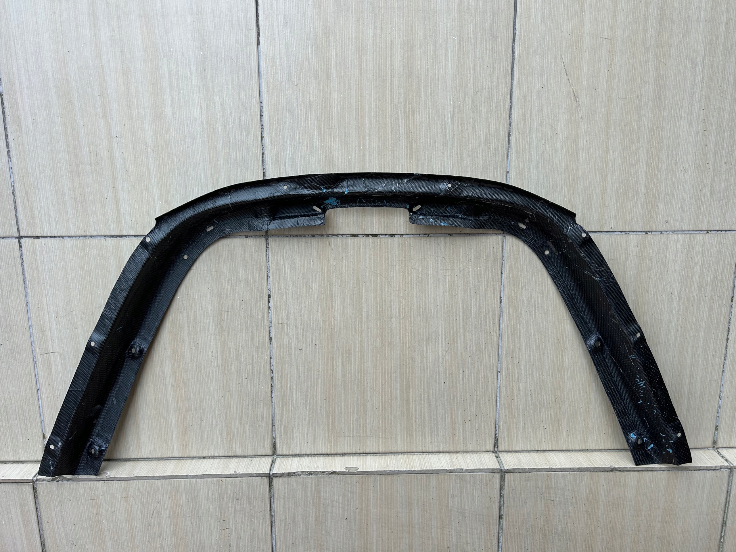 držiak úchyt kapota Ferrari SF90 F173 Originál Carbon