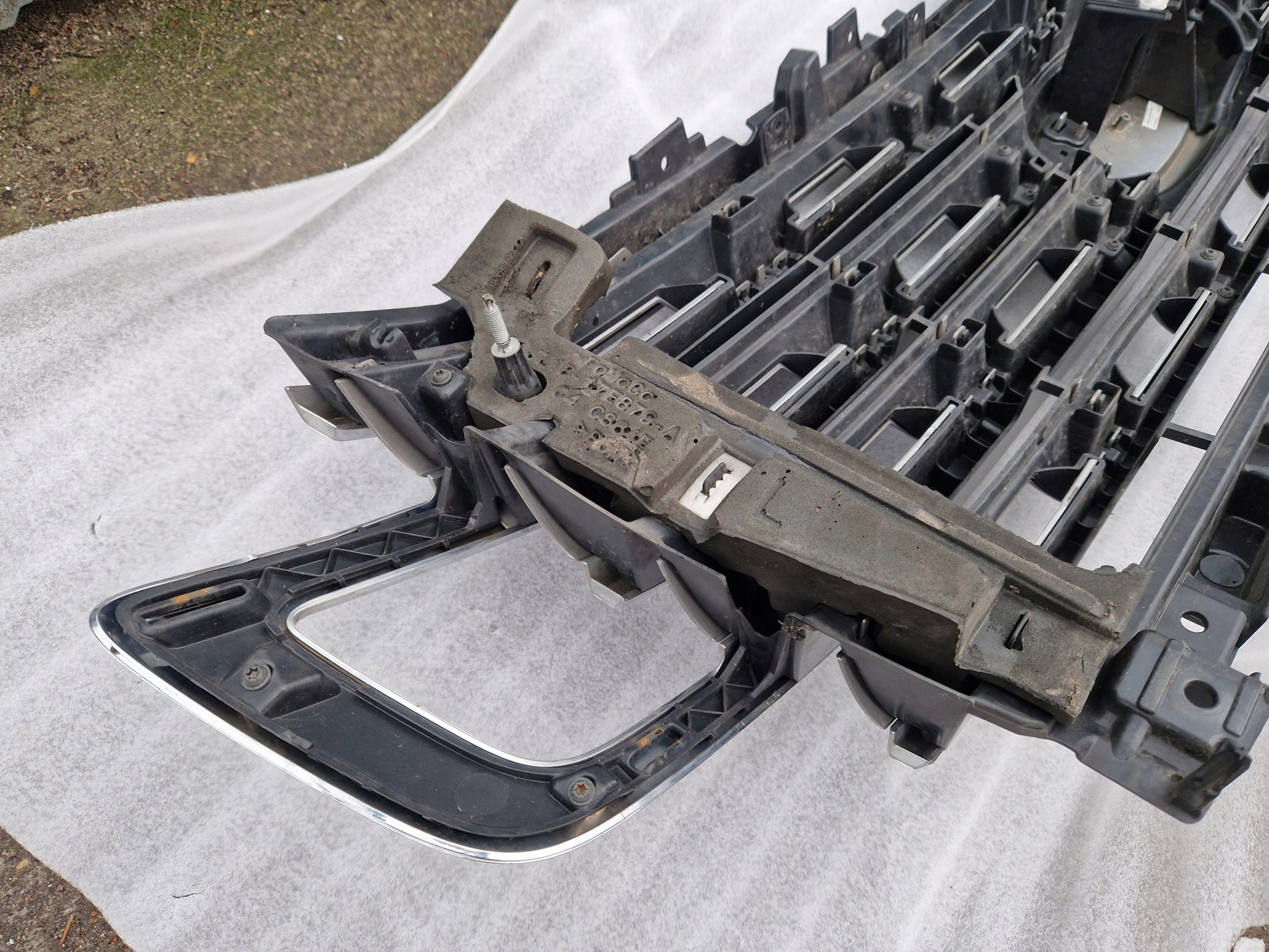 FORD EXPEDITION 2018 - 2021 решетка перед радиатора хром без камеры