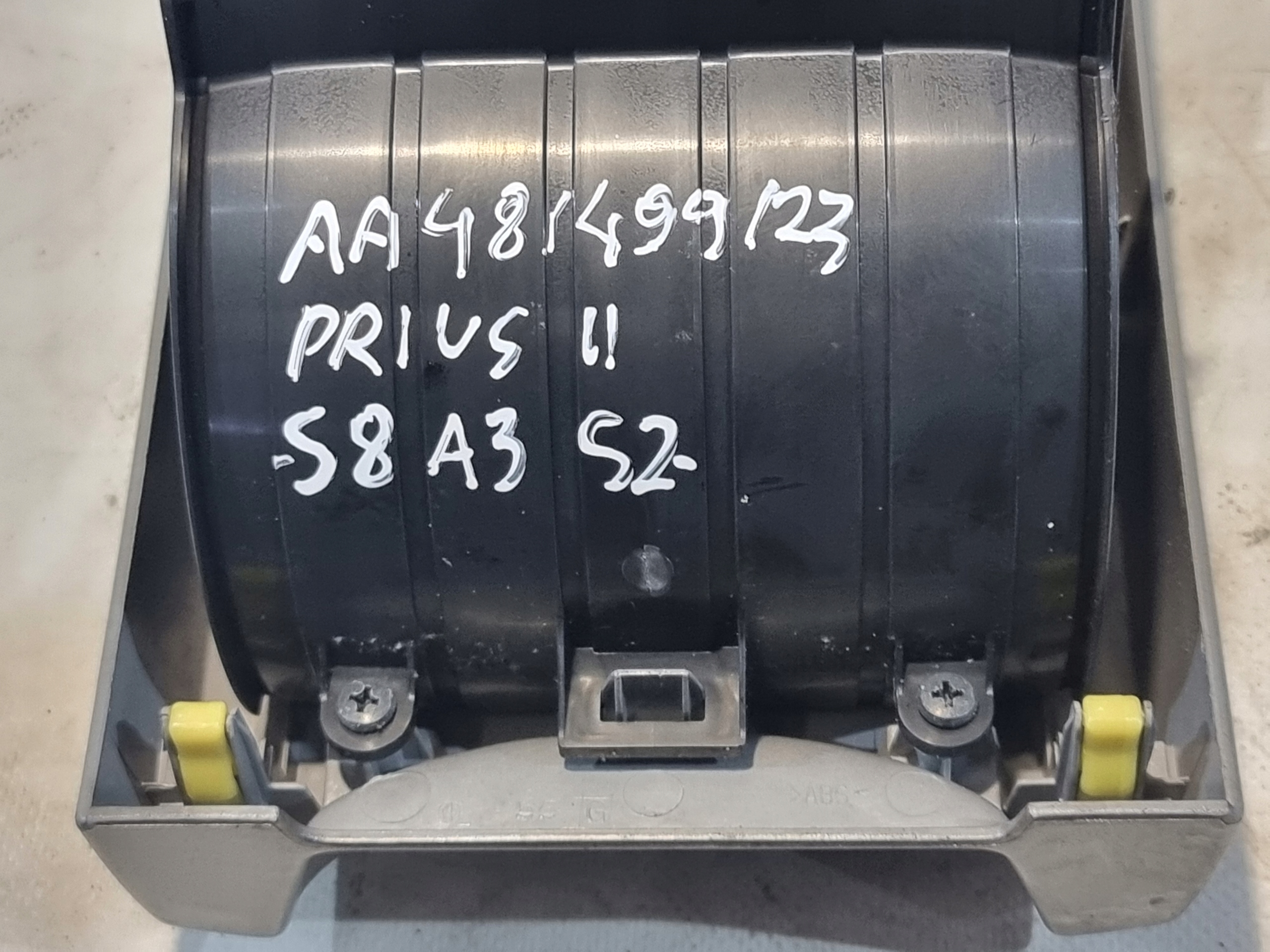 Держатель на капхолдер oe 1A823-006G 1A8C1-009G TOYOTA PRIUS II 08r