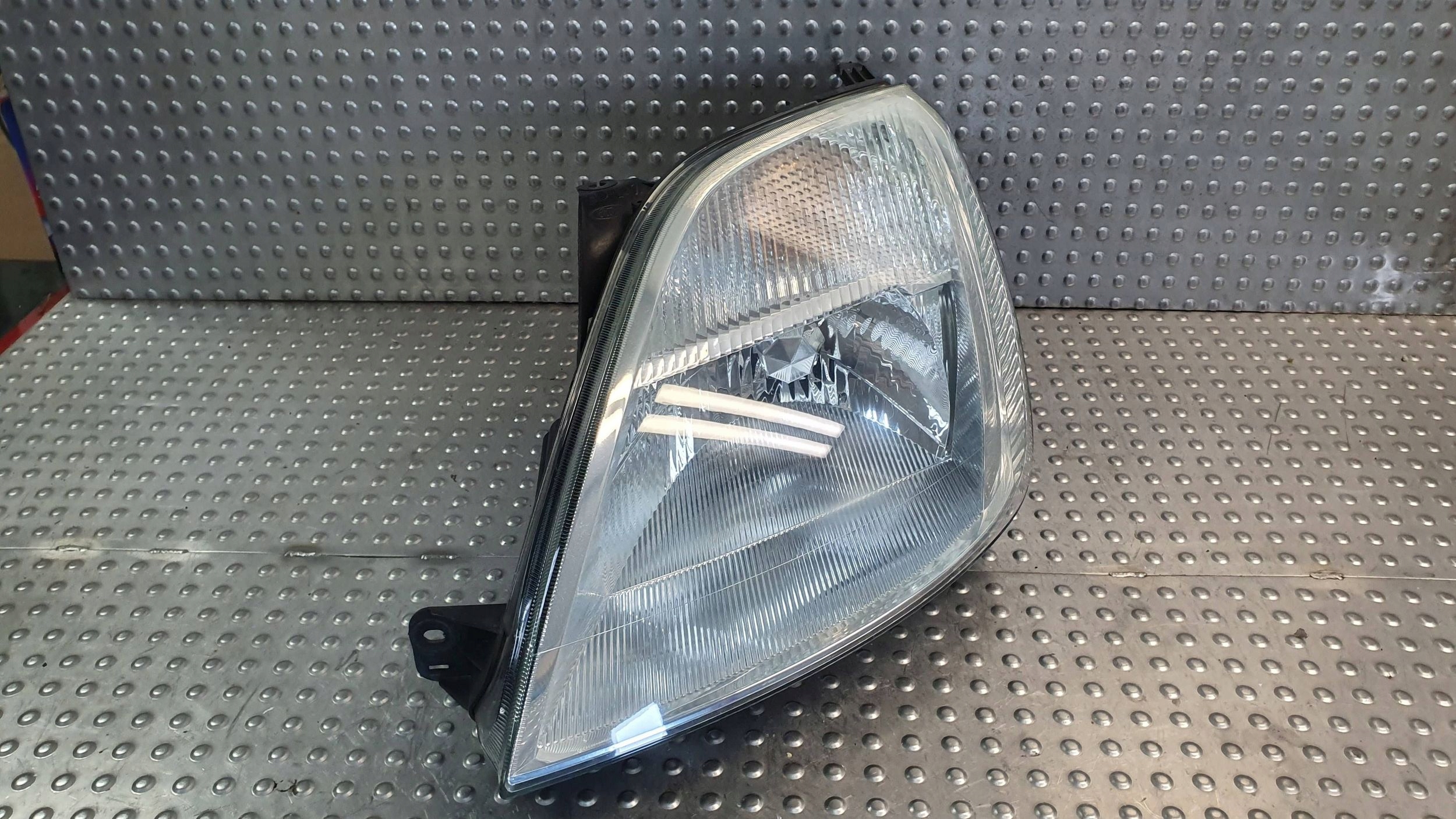 light front left FORD FIESTA MK6 02