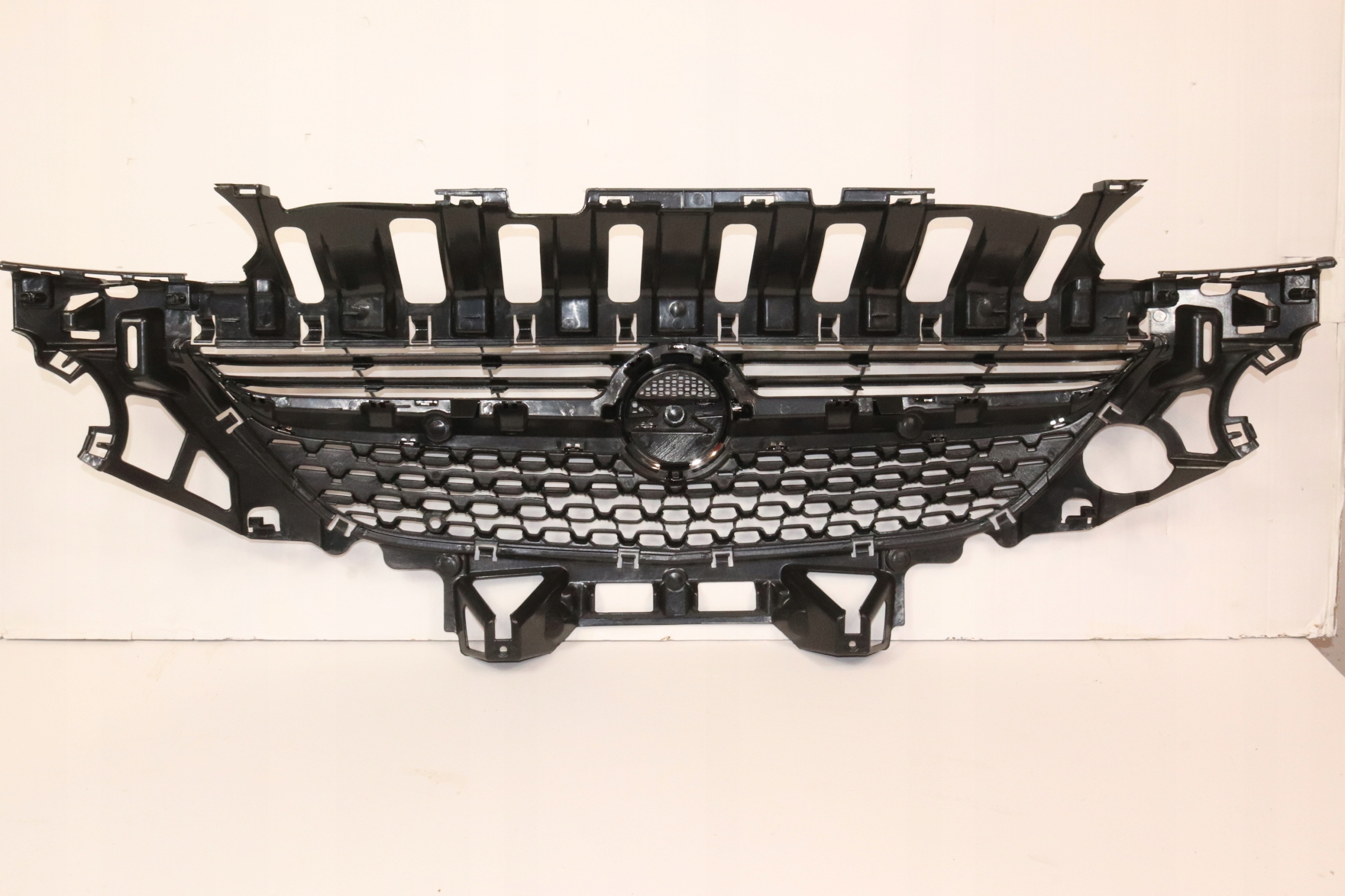 OPEL ADAM ATRAPA GRIL LOGO CHROM Strona zabudowy przód