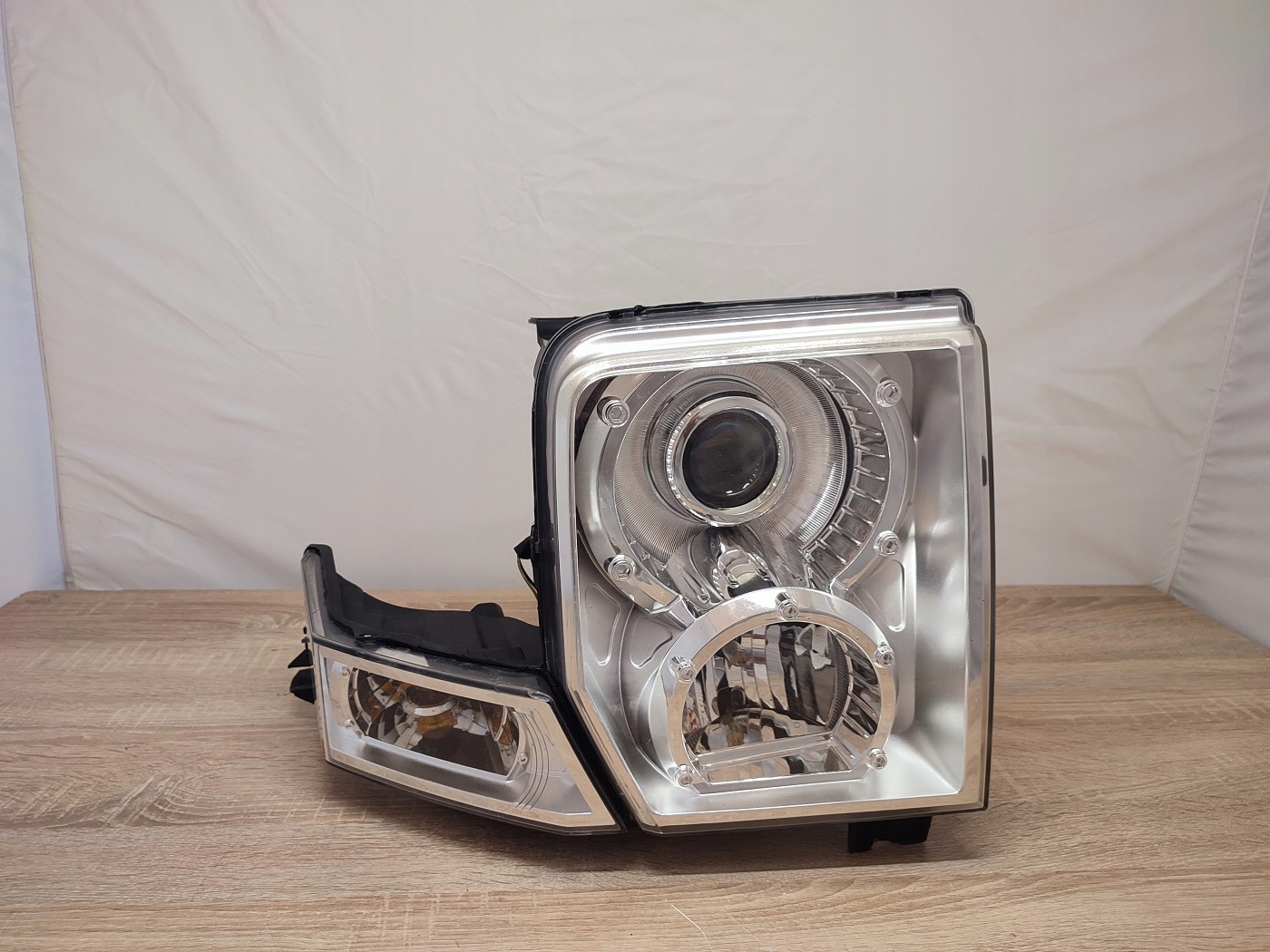 JEEP COMMANDER PRAWY XENON KOMPLETNY EUROPA