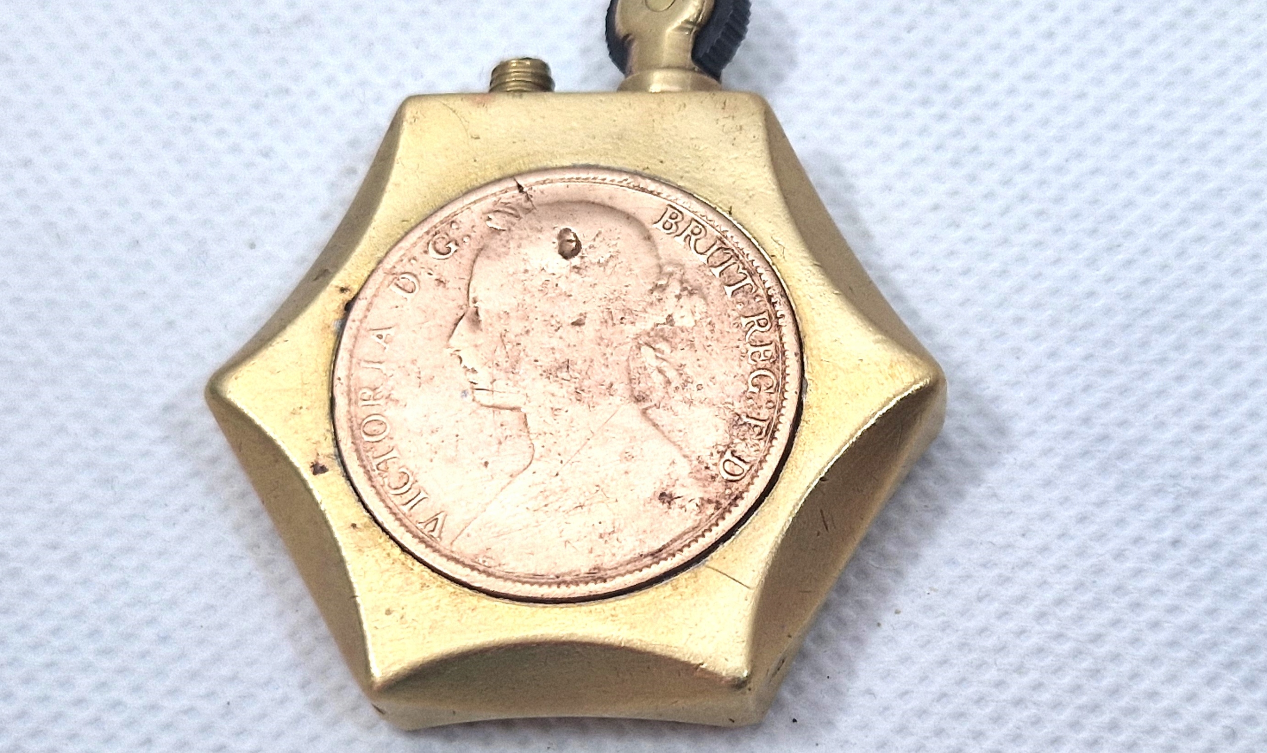 VICTORIA D. C. BRITT; REG; F; D старая бензиновая зажигалка