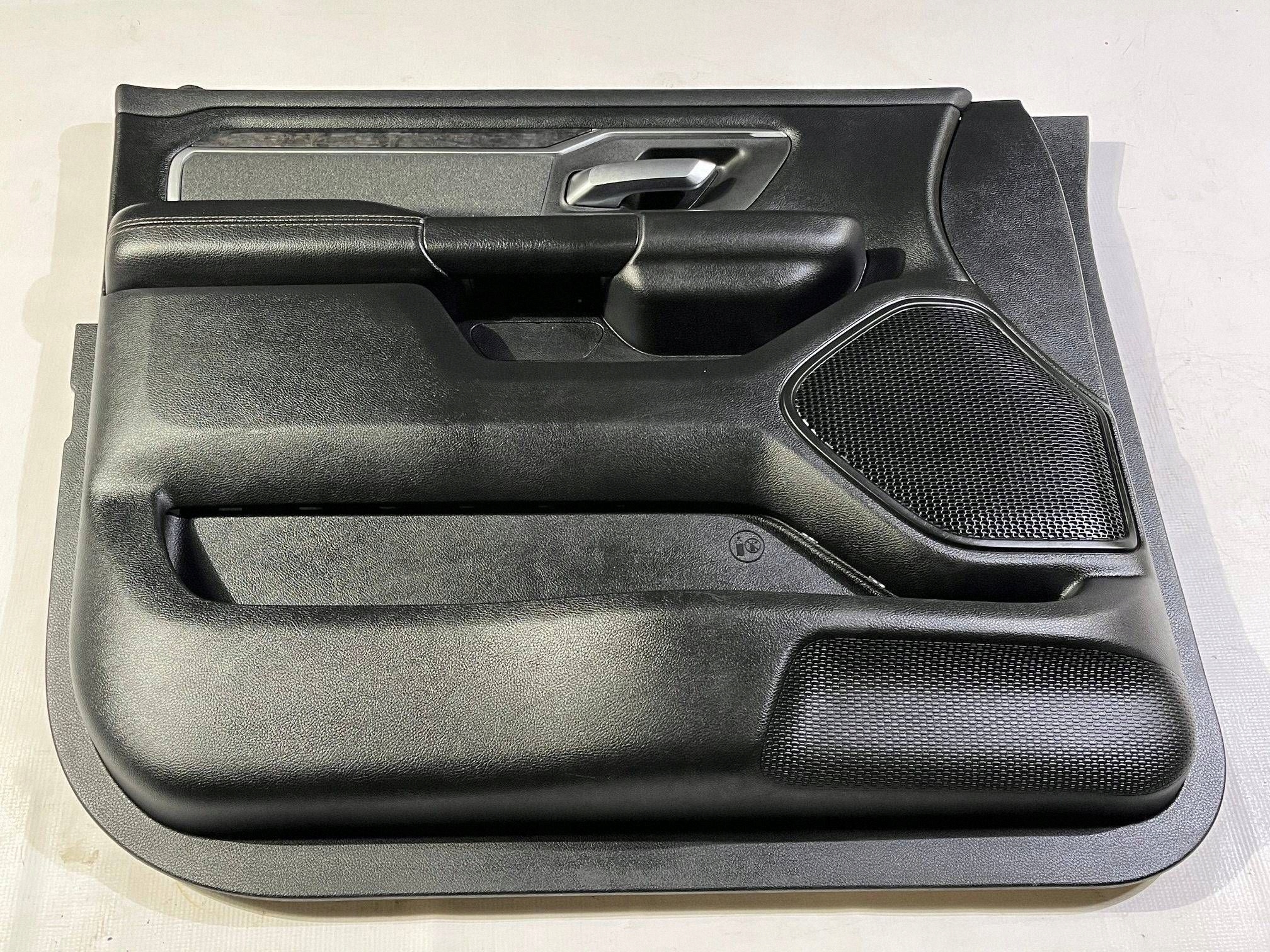 side upholstery door of left przednich front Dodge RAM 1500 2019