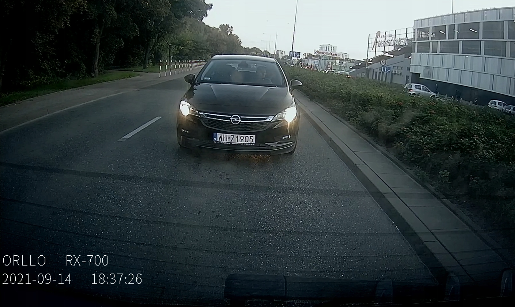 KAMERA SAMOCHODOWA 4K REJESTRATOR COFANIA TYL Additional Features camera automatic start shock sensor two cameras reversing camera HDR WDR H 264 codec sound recording display