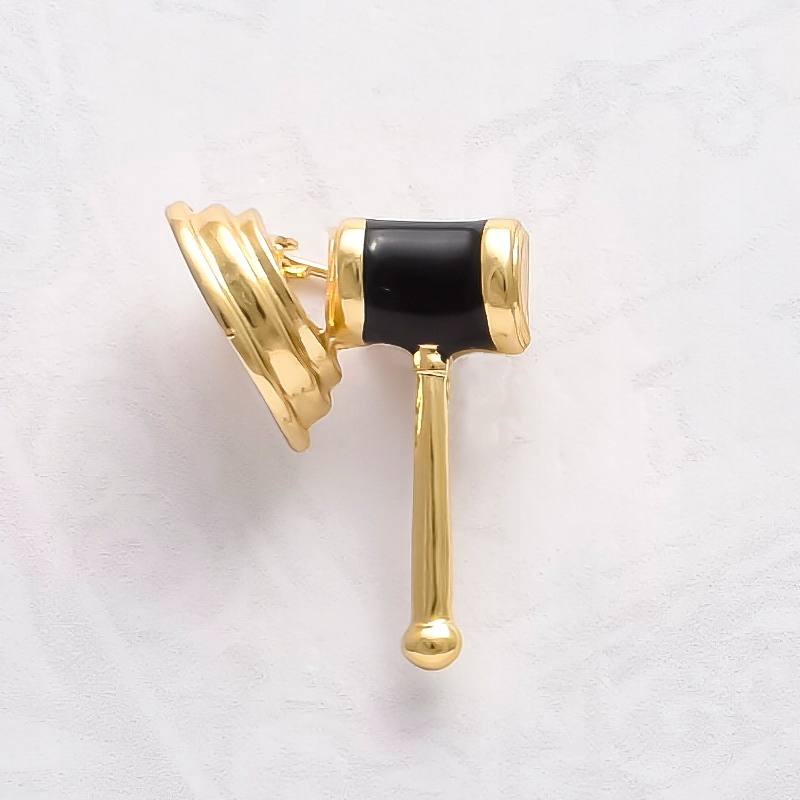 Broszka - retro - Vintage - Młotek Sędziowski Marka Inna marka