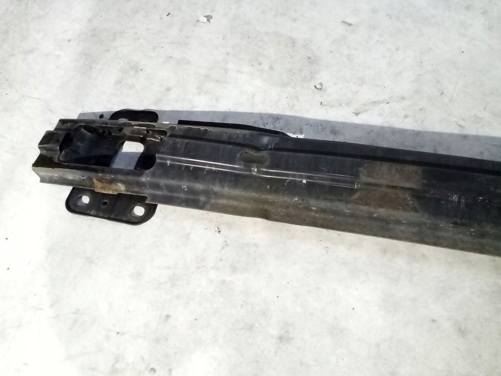 Hyundai i30 and sider below bumper front