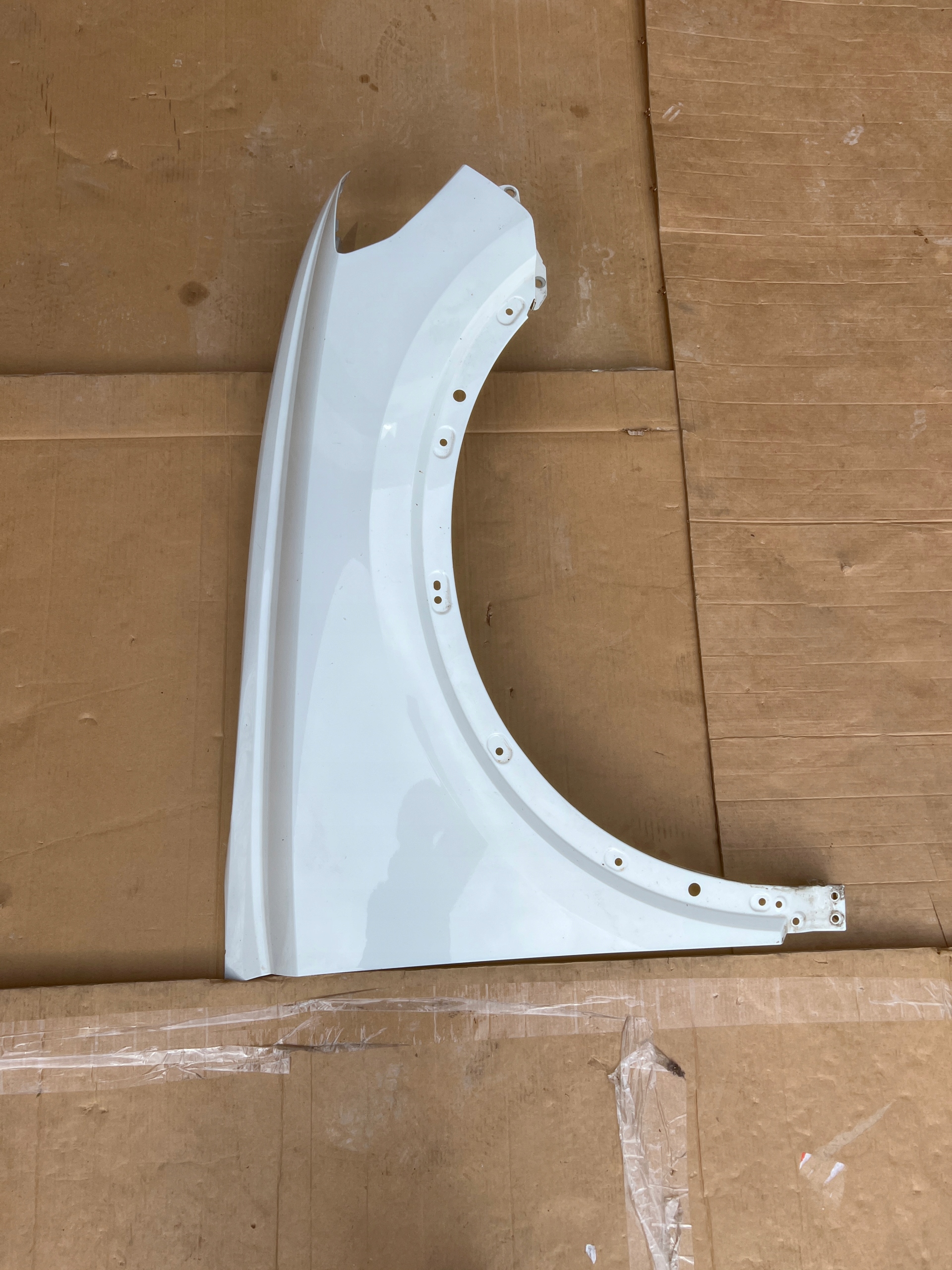 AUDI Q33a КРЫЛО ПРАВЫЙ ПЕРЕД БЕЛЫЙ