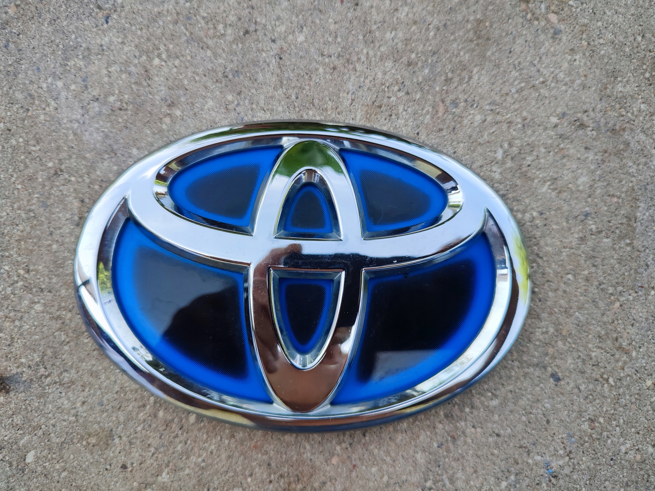 EMBLEMAT ZNACZEK LOGO TOYOTA YARIS IV Hybryda Marka Toyota