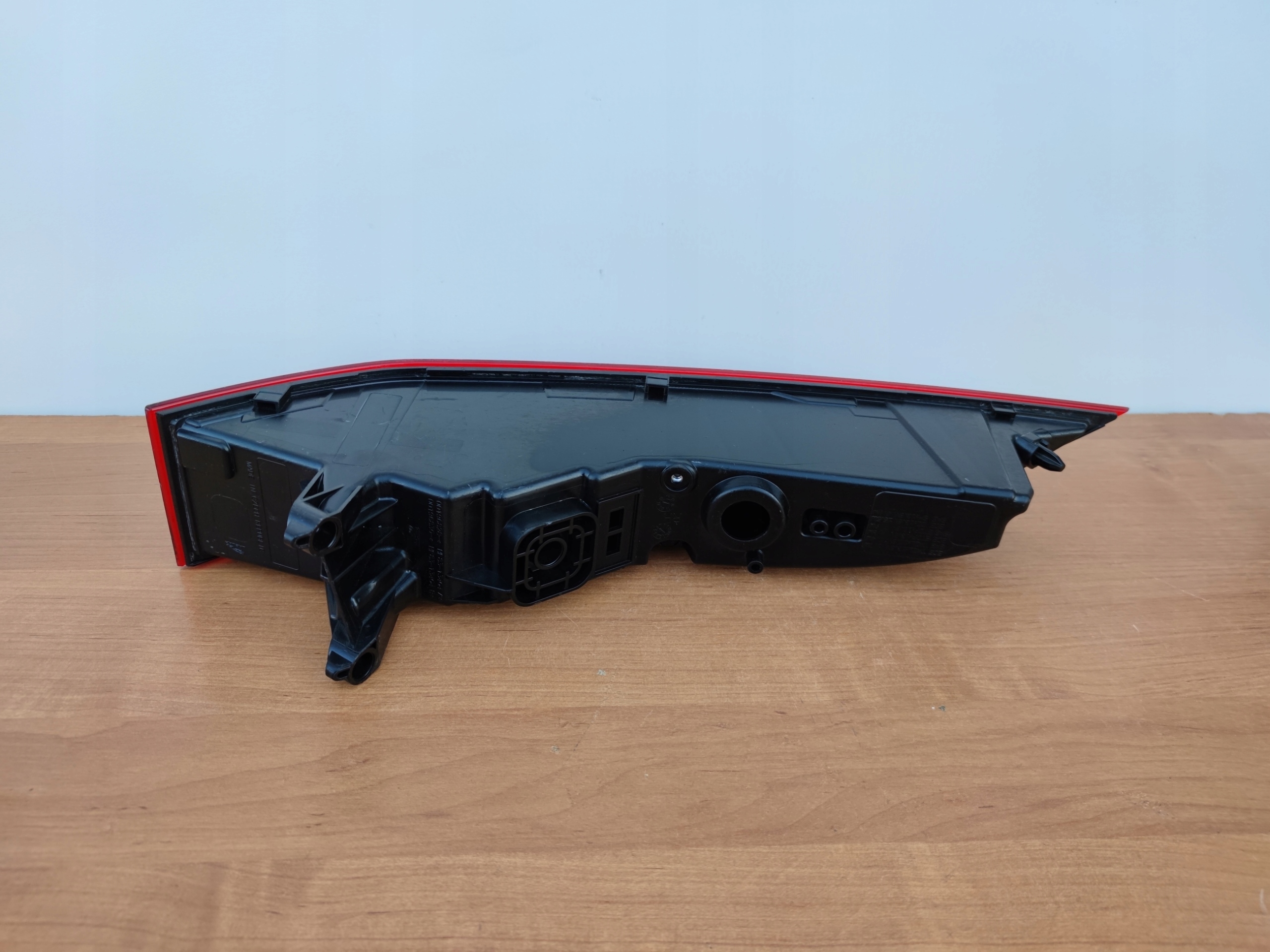 JAGUAR F-PACE right light rear part NAROZNA PUSZKA 004