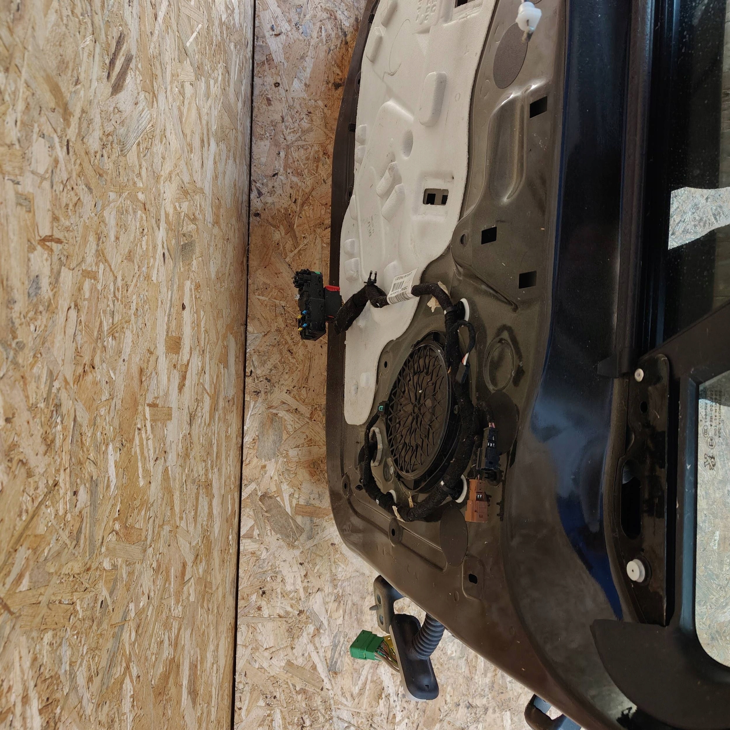 door front front side left Peugeot 208 and