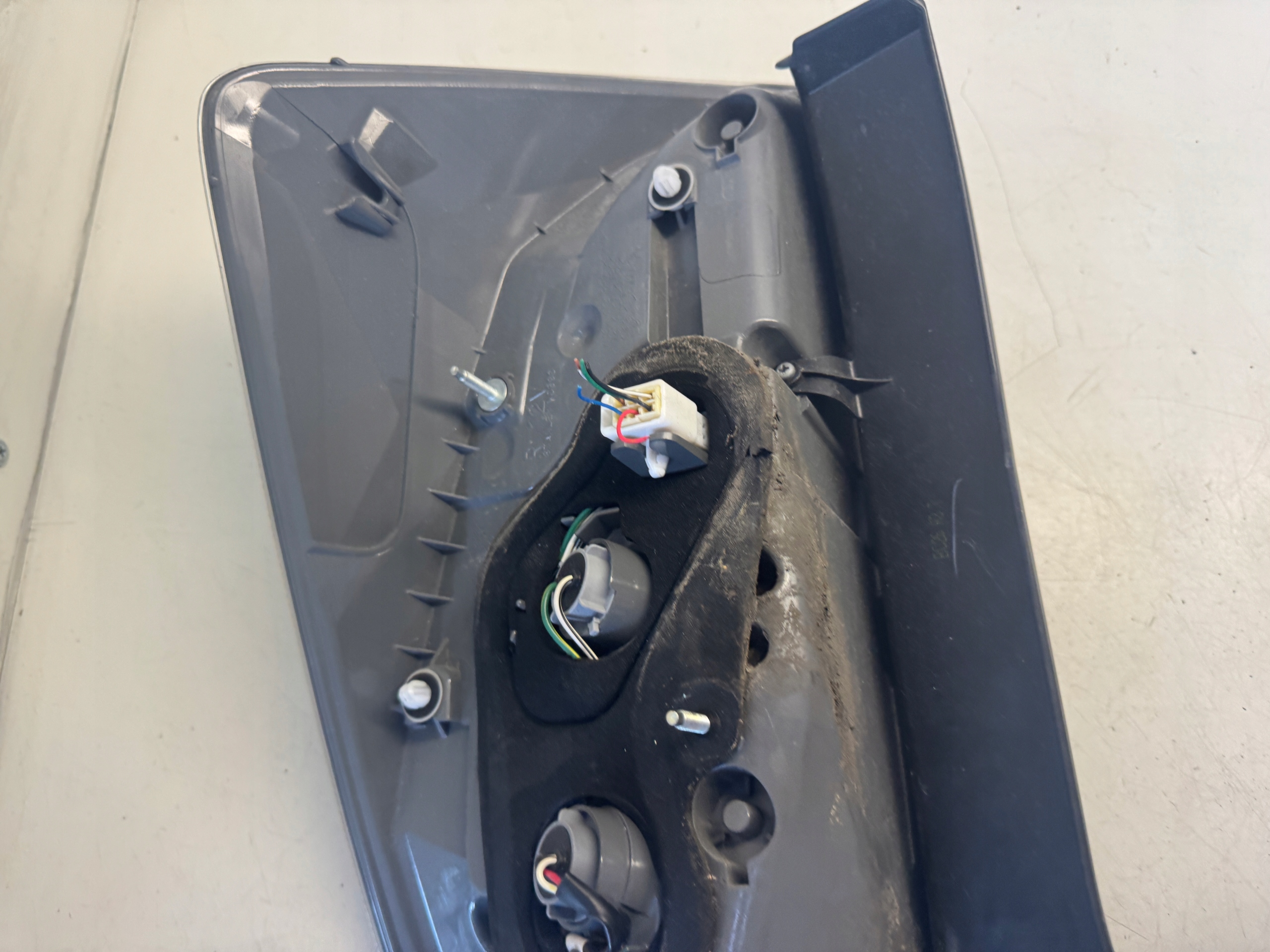 TOYOTA PRIUS III фонарь правый