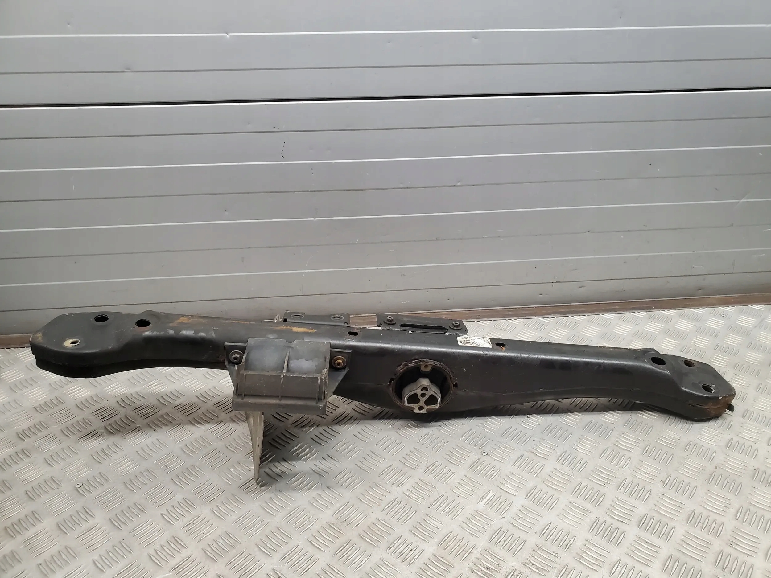 Dodge Challenger 7P5399225D Z przodu Łapy, podpory