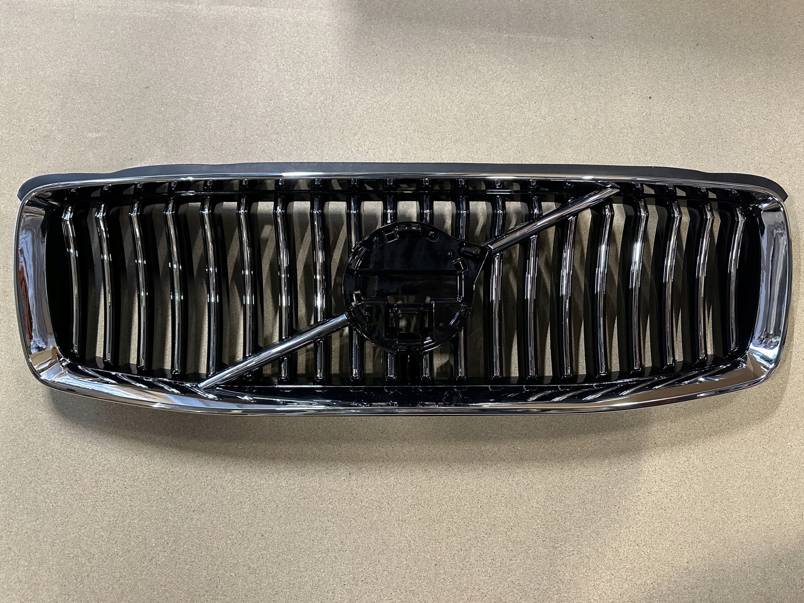 ATRAPA GRILL ZDERZAKA VOLVO XC90 II LIFT CZARNY / POD KAMERĘ 2019-2024