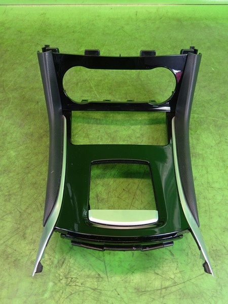 Panel ramka zmiany biegow INFINITI Q30 QX30 18r