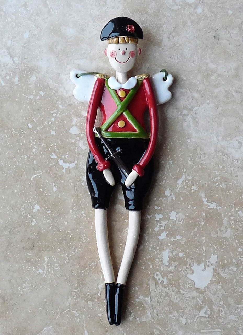 Keramická figurka Anděl Červený Chlapec Voják Dárek socha 26 cm
