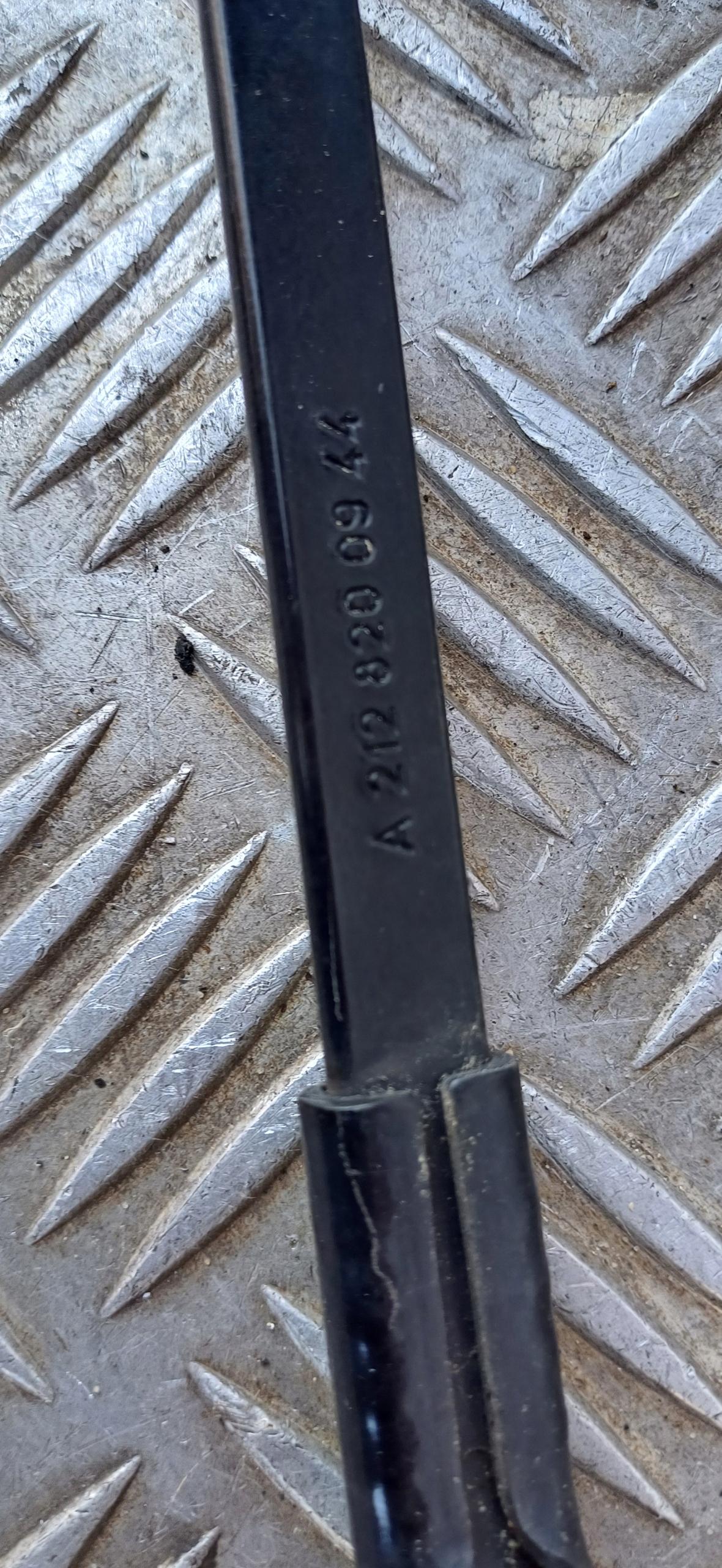 MERCEDES W212 wiper arm right a2128200944
