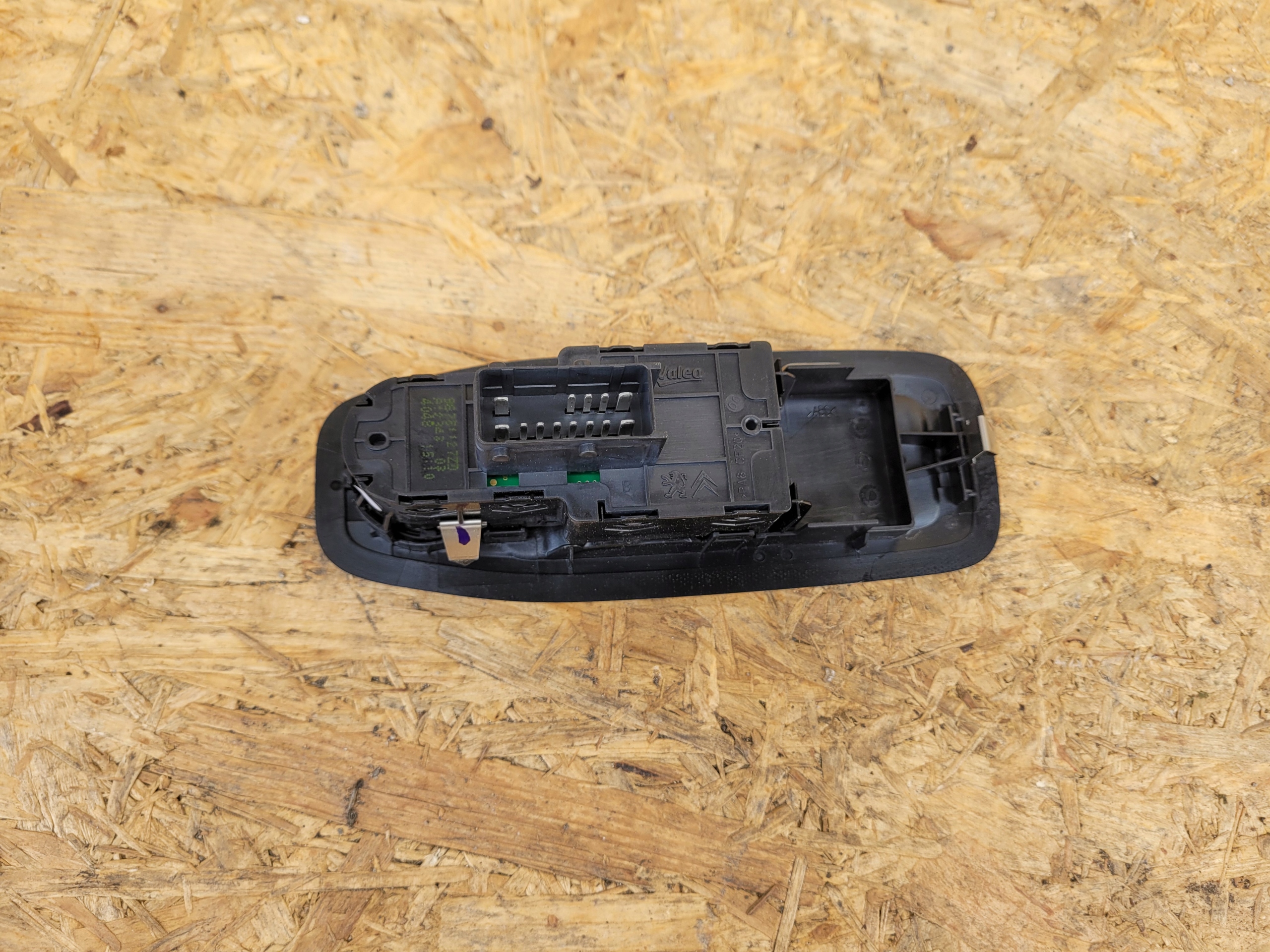 window control switch left PEUGEOT 208 and