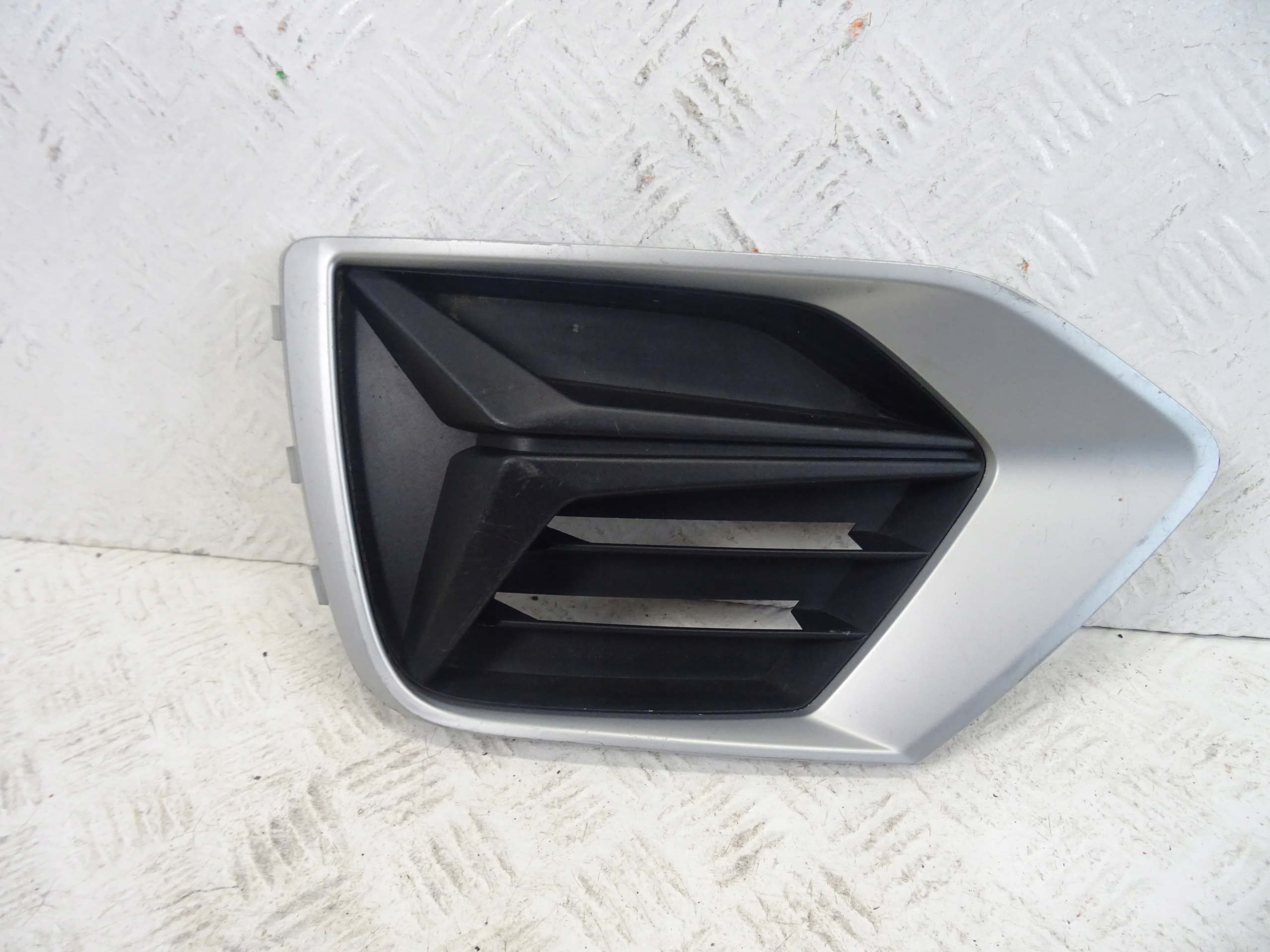 grid of a bumper front front left AUDI Q3 II 83A807681B