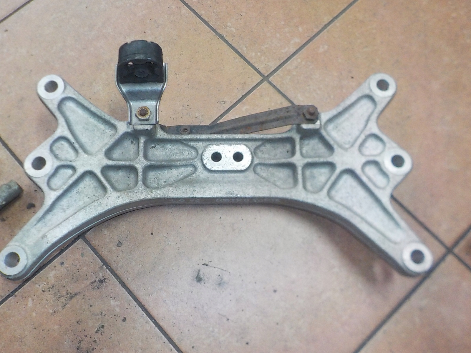 ЛАПА КОРОБКИ КРОНШТЕЙН GHIBLI III 3.0 D 670001738