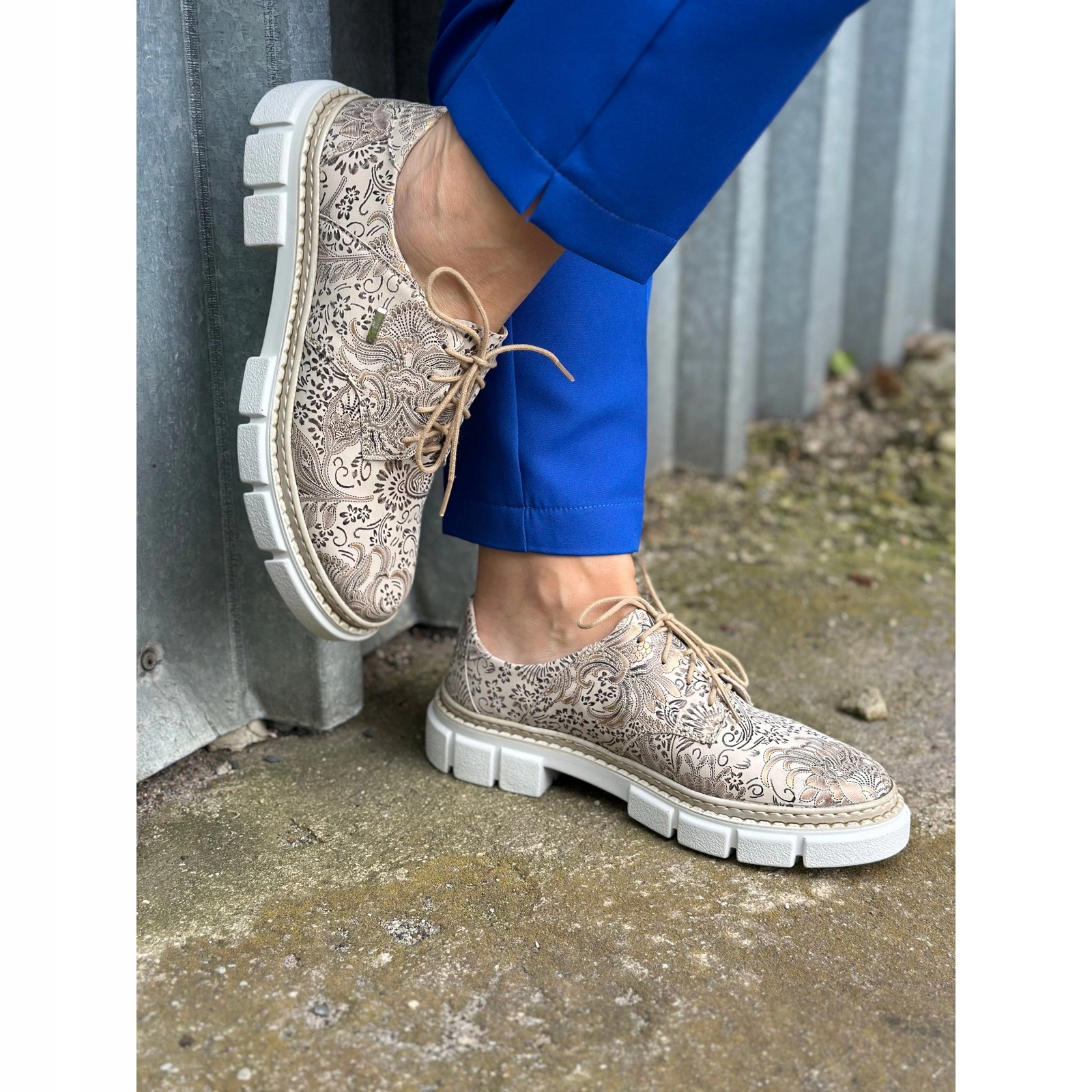 Dámské kožené polobotky na silné podrážce s květinami, šněrovací, béžové 37