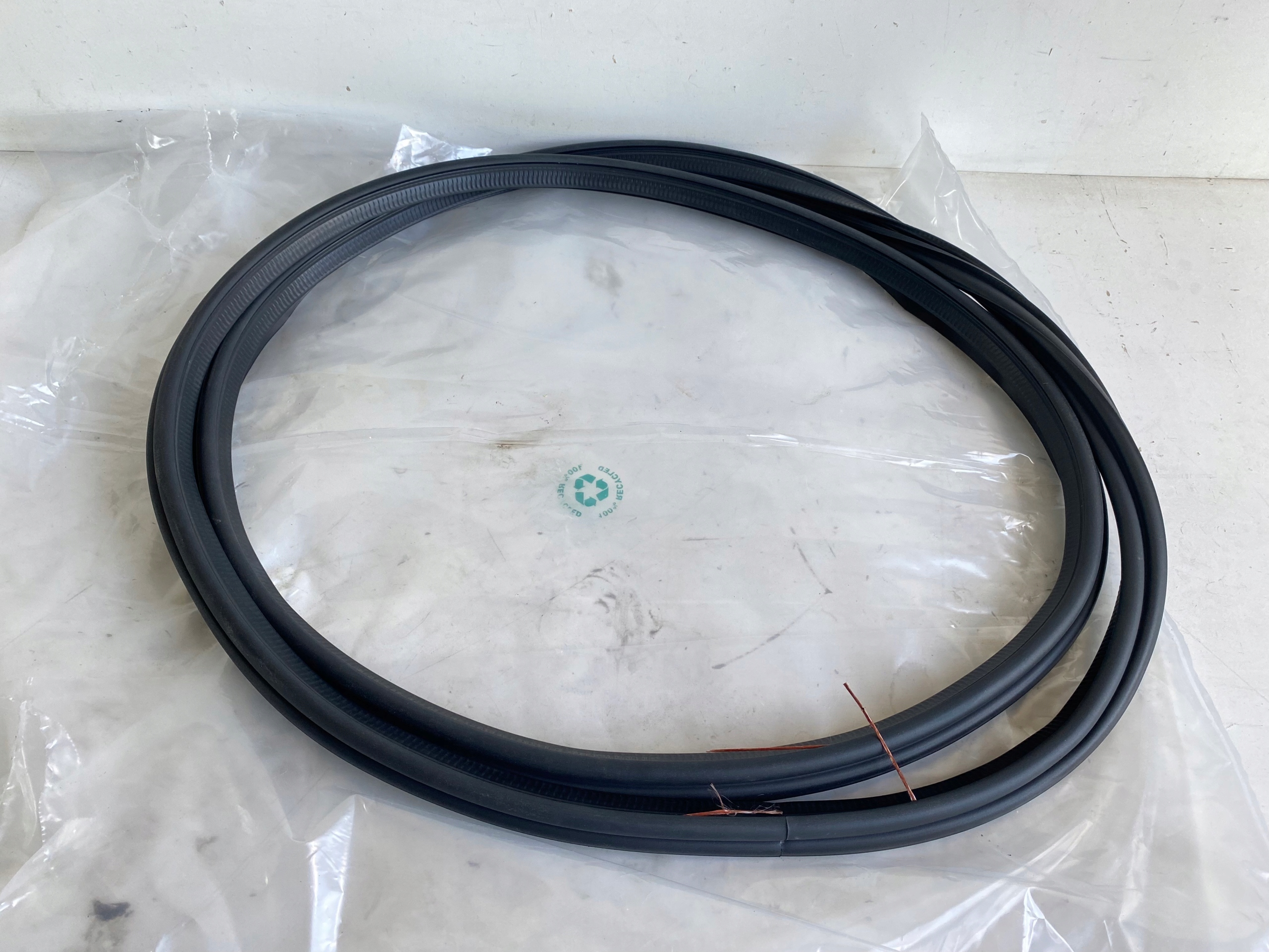 5A35907 - Прокладка крышки заднего багажника BMW 5 G30 новая ASO