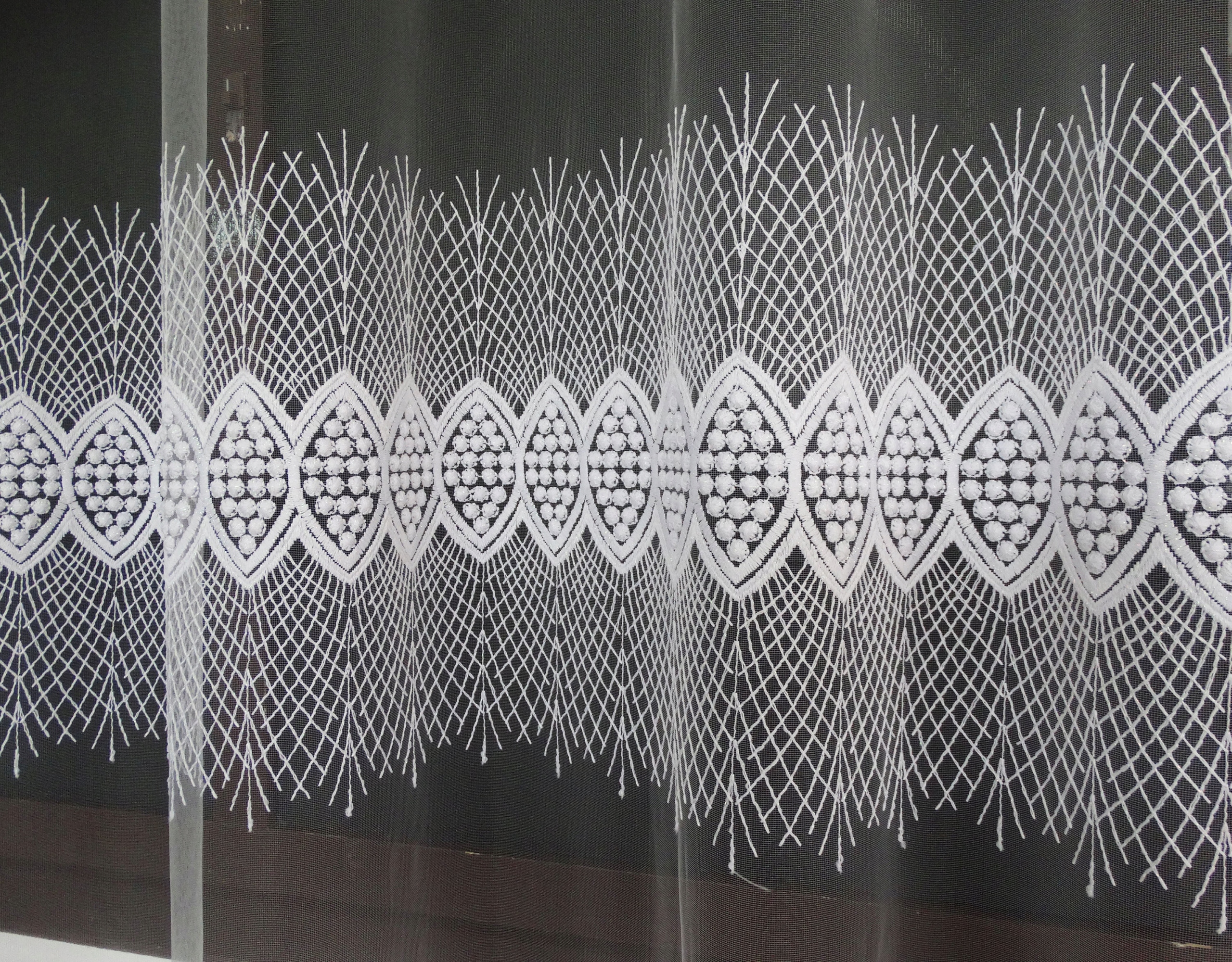 Mg Záclona Ismeja síťka výšivka lesk Bílá 400x250