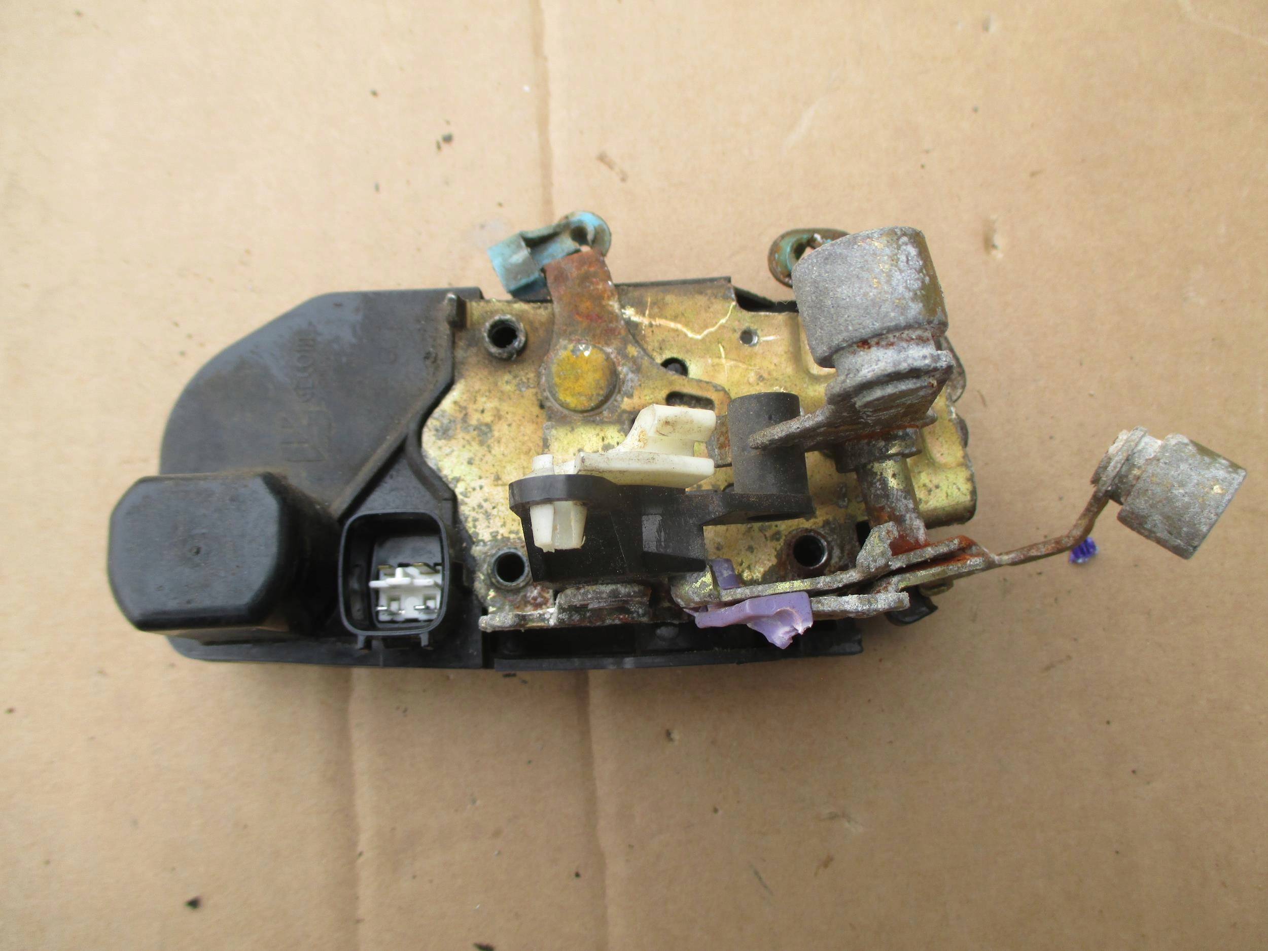 CHRYSLER VOYAGER IV 00-07 ZAMEK LEWY PRZEDNI 4 PIN