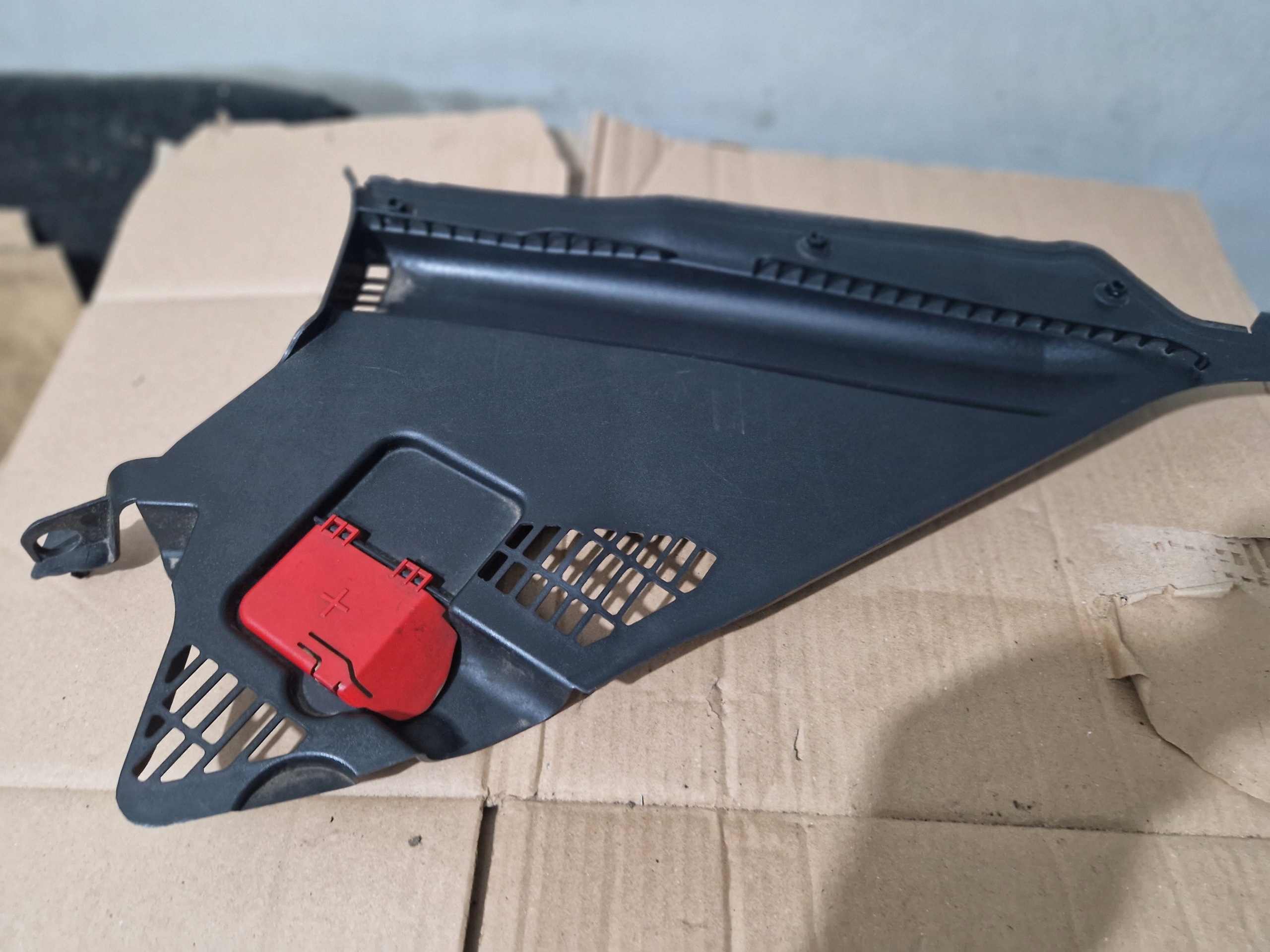 9353042 - BMW F30 F34 облицювання з правого боку