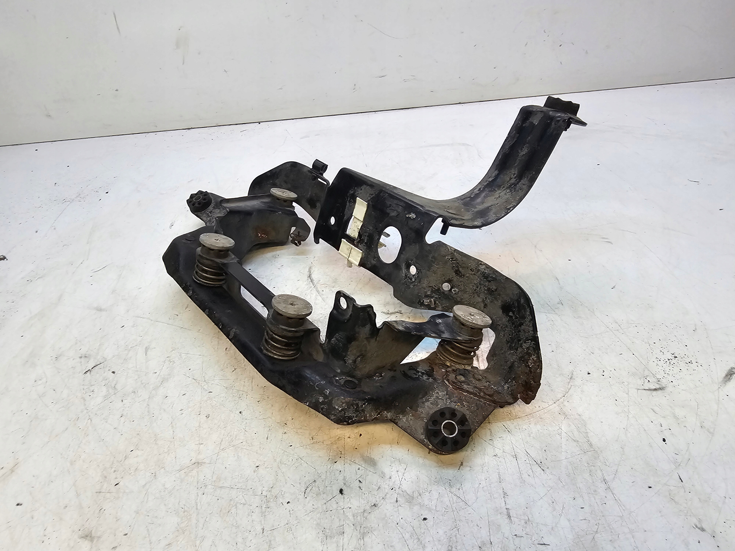 holder KOMPRESORA springing AUDI A6 C7 A7 4G0698999