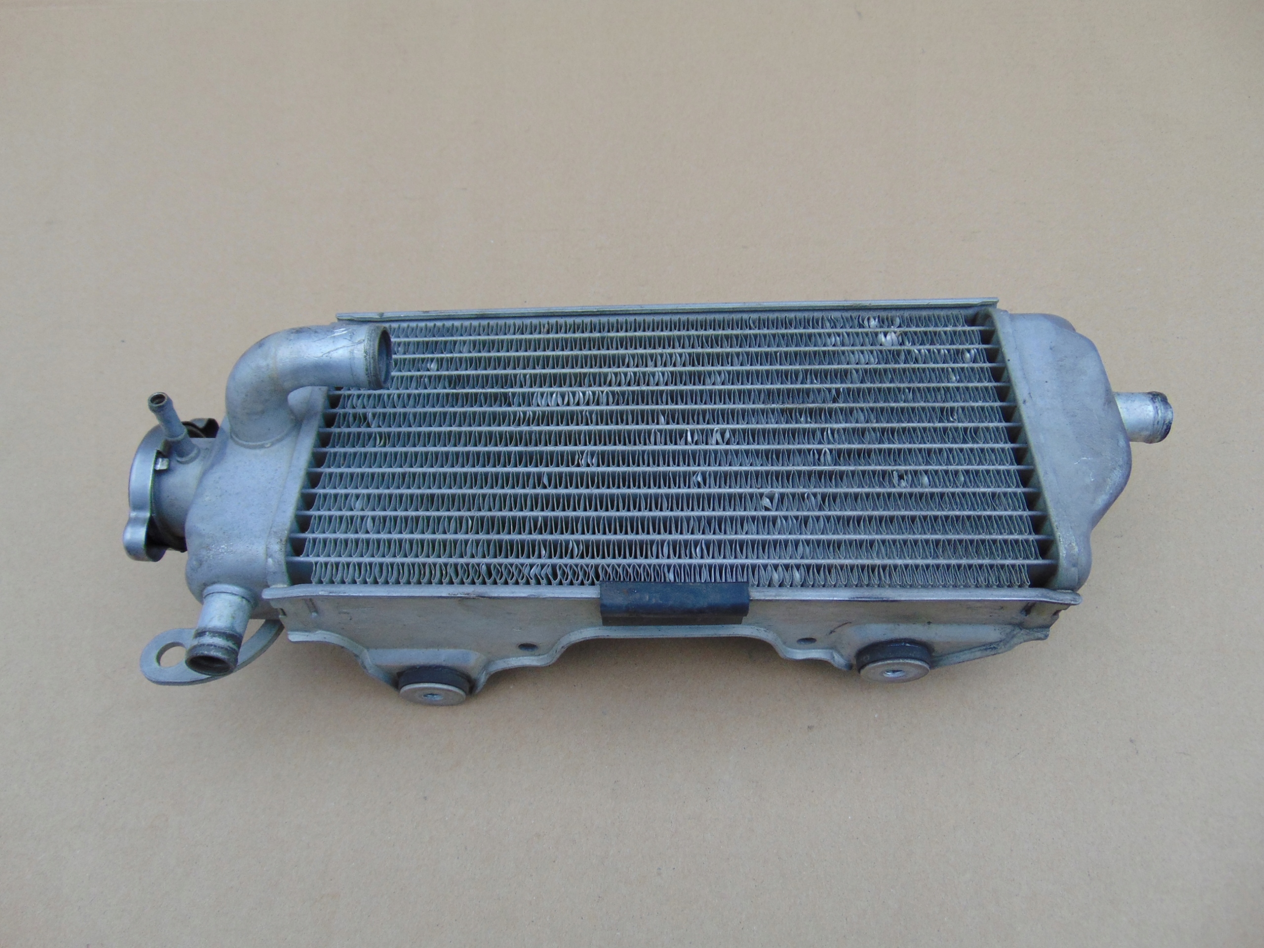 YAMAHA WR 450F РАДИАТОР ПРАВАЯ ПРОБКА