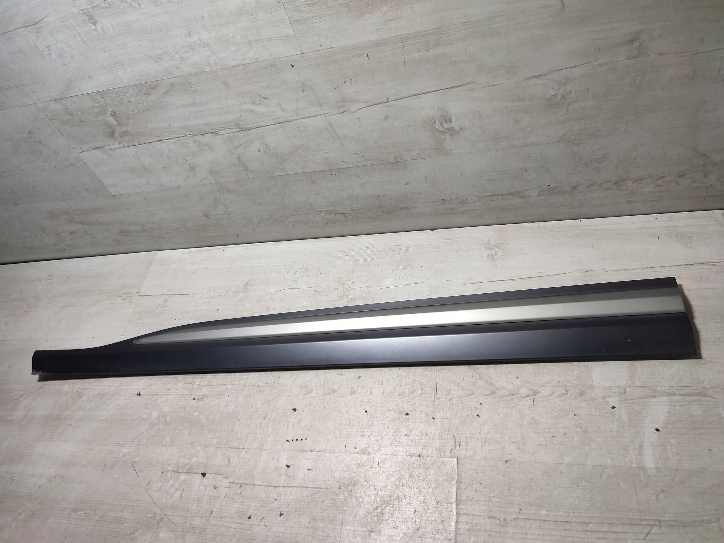 Hyundai Kona and 2018 front side left moulding door